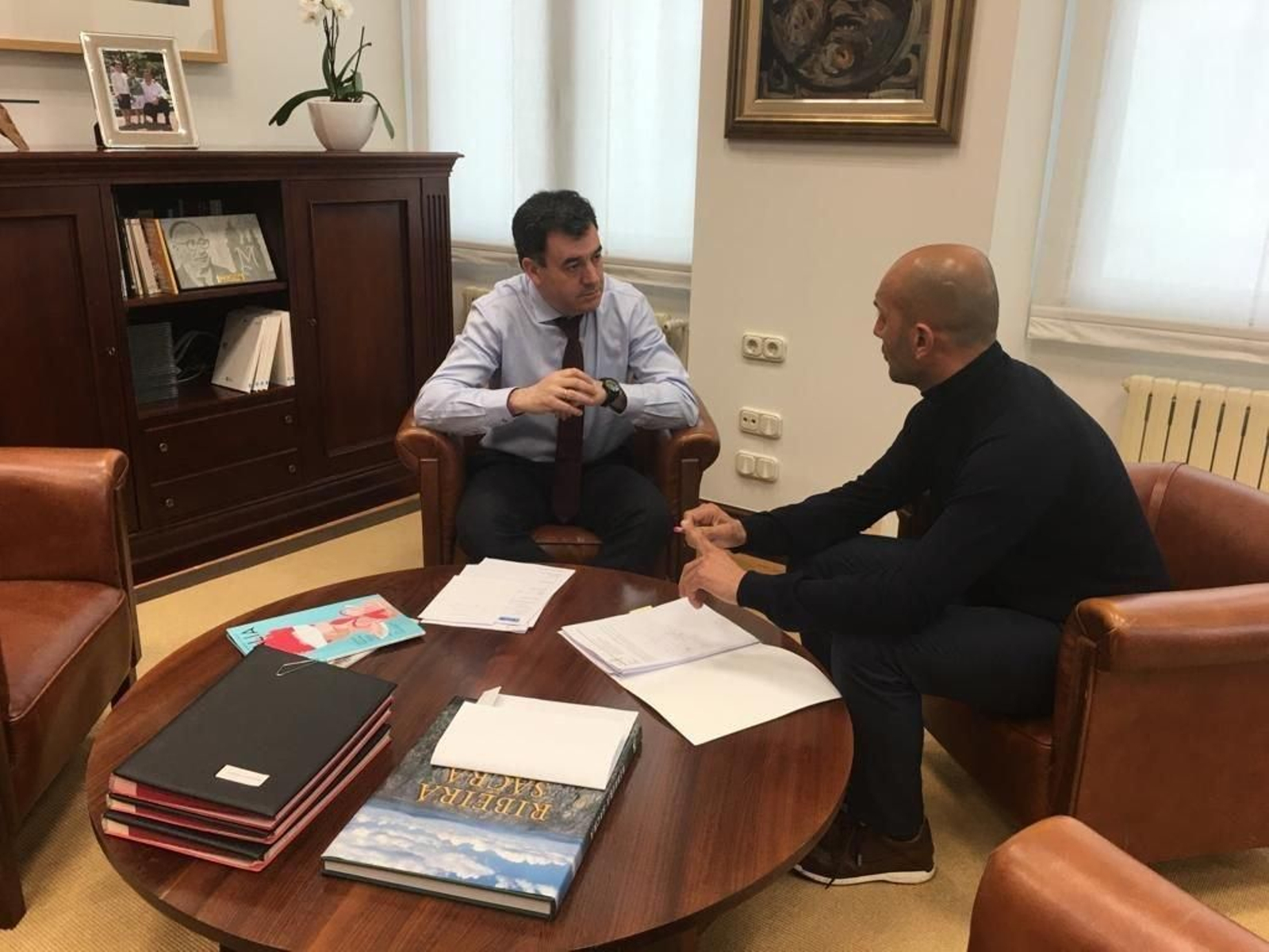 El conselleiro de Cultura, Román Rodríguez, en su despacho de Santiago con Alejandro Lorenzo.
