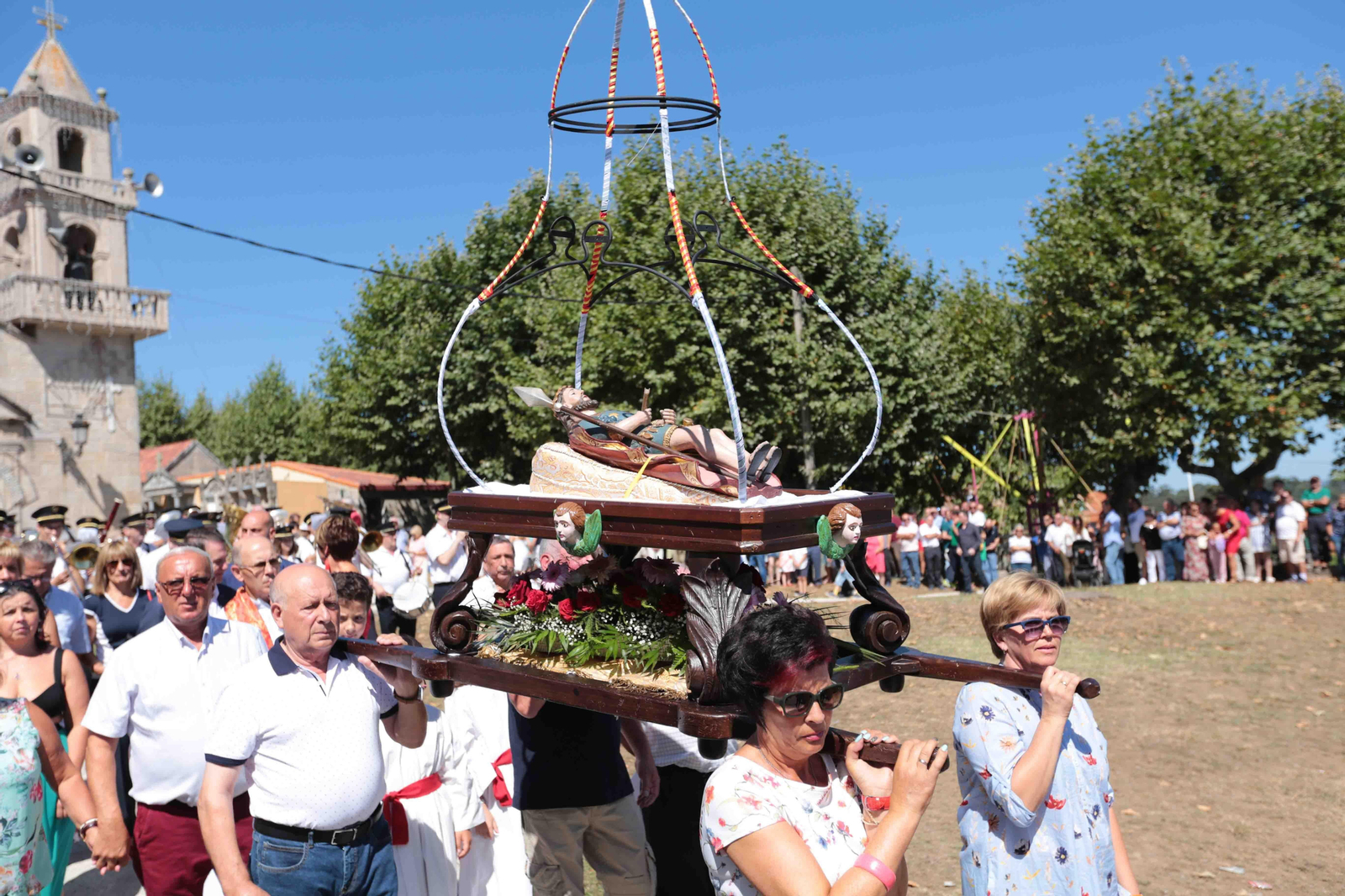 La procesión de San Campio se celebró ayer en la parroquia viguesa de Valadares.