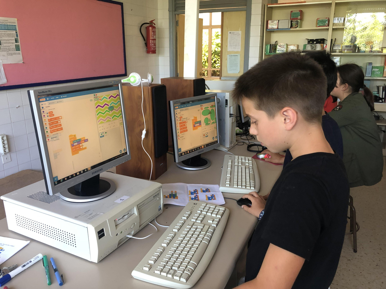 Aula de informática.                                                                                                                                                     Biblioteca escolar.