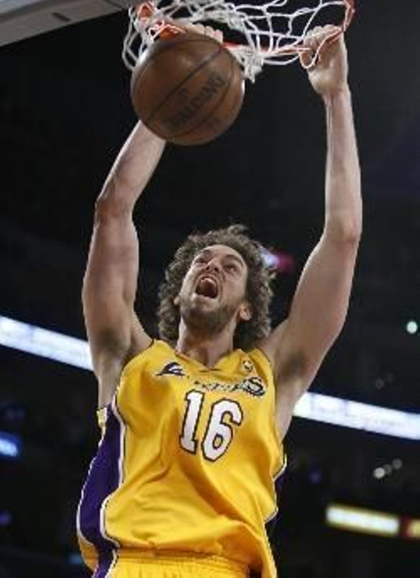 Gasol anota dos puntos.