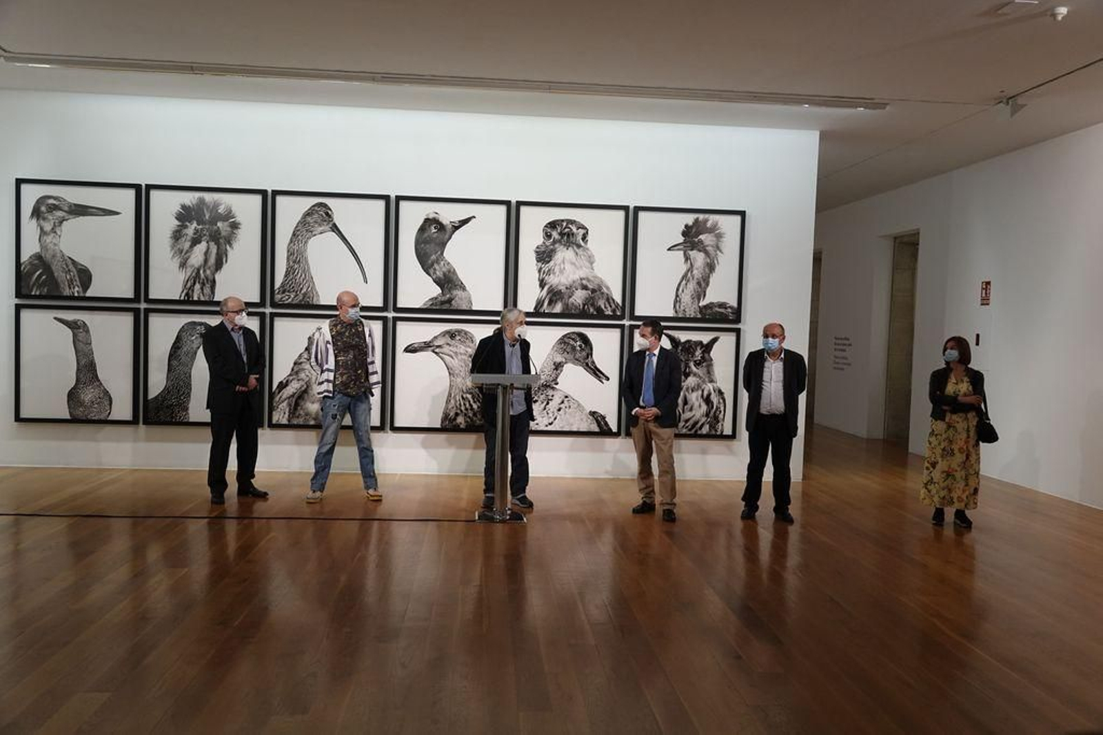 Manuel Vilariño presentó su exposición ante los polípticos. A su izquierda, el comisario Fernando Castro y  Miguel Fernández-Cid; a la derecha, Abel Caballero, Abel losada y Uxía Blanco.