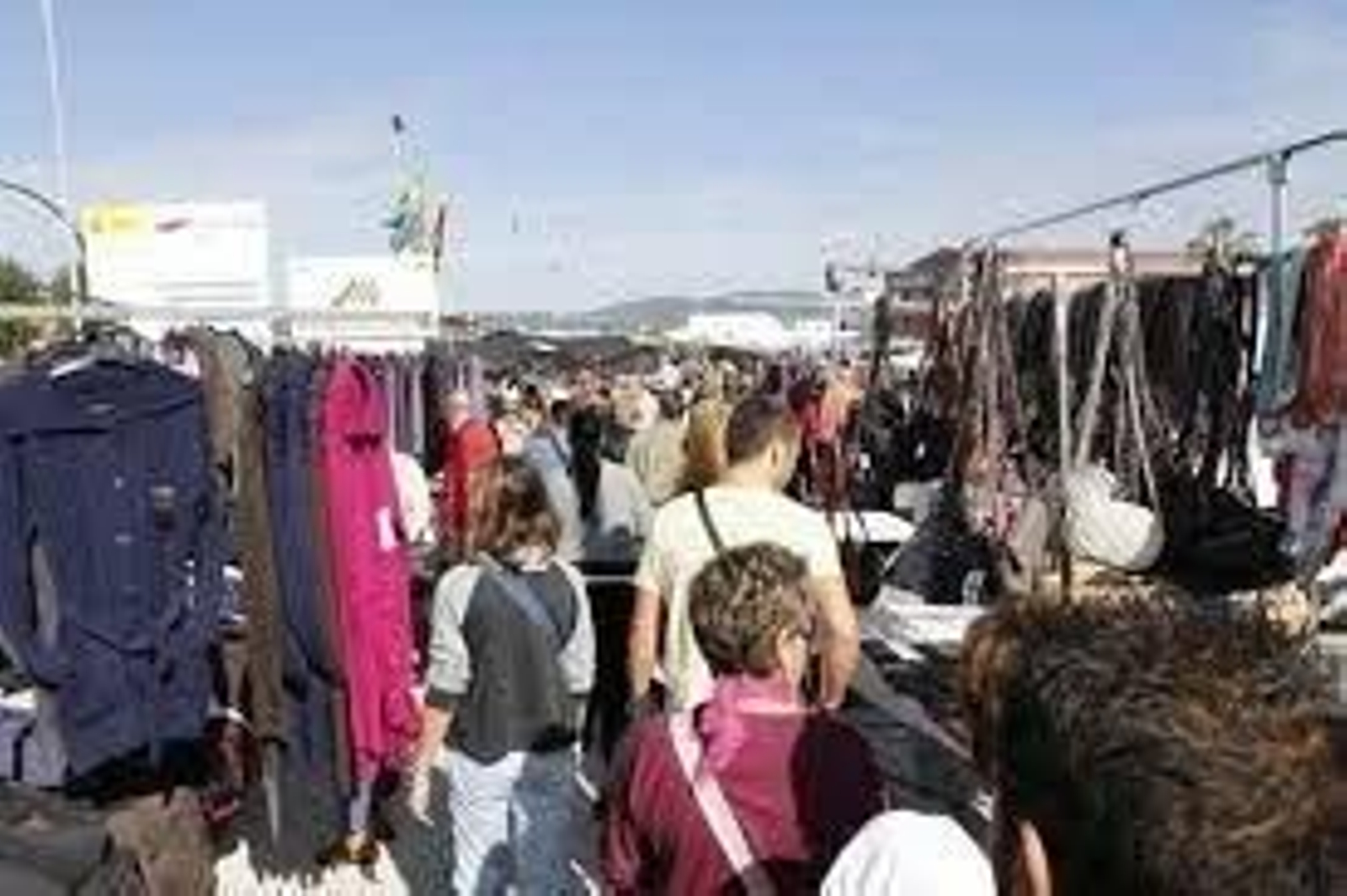 El mercadillo de Bouzas, en alerta contra los robos.