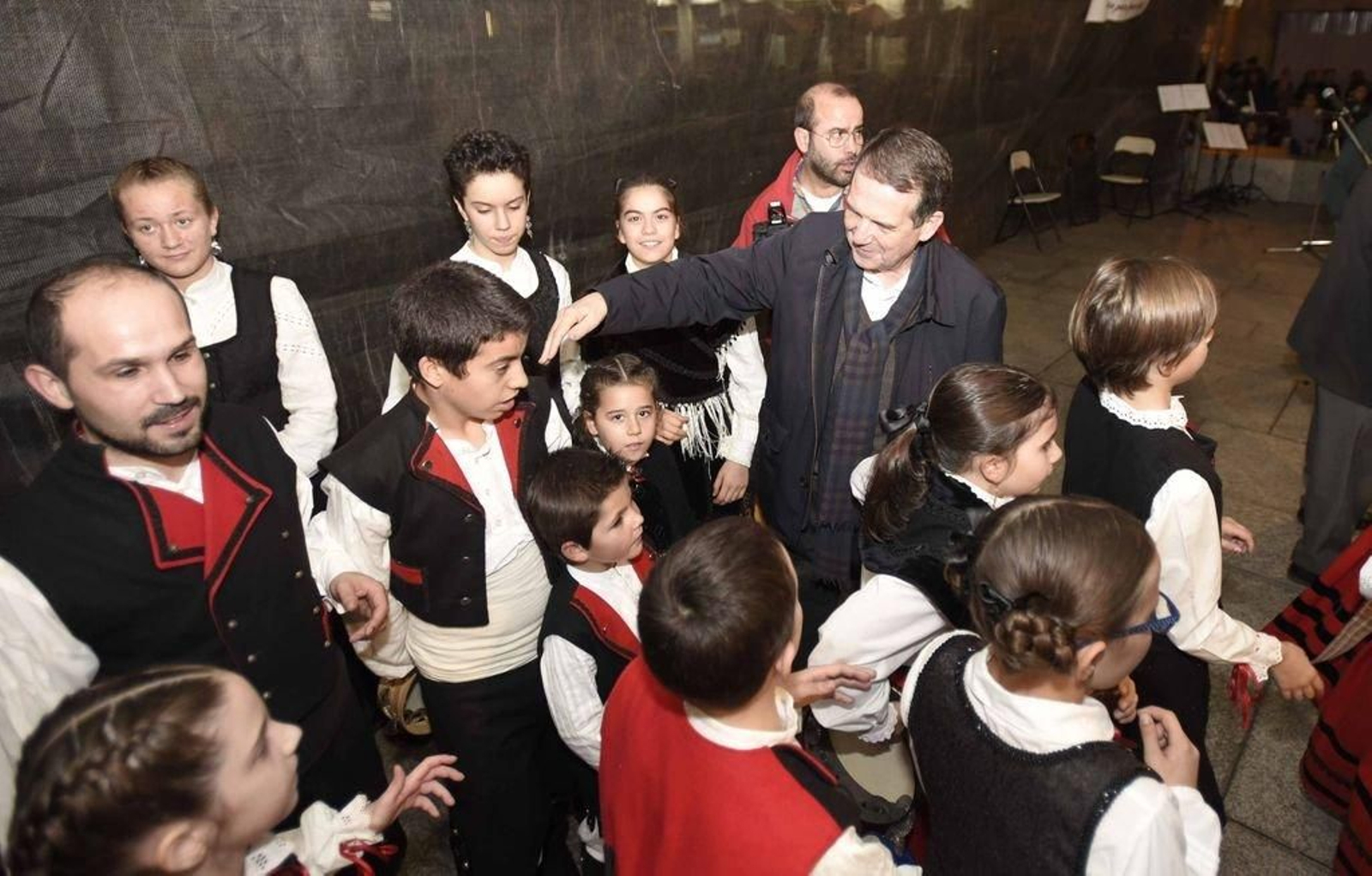 O Berbés se llenó ayer de gente para disfrutar del magosto. El alcalde también se sumó.