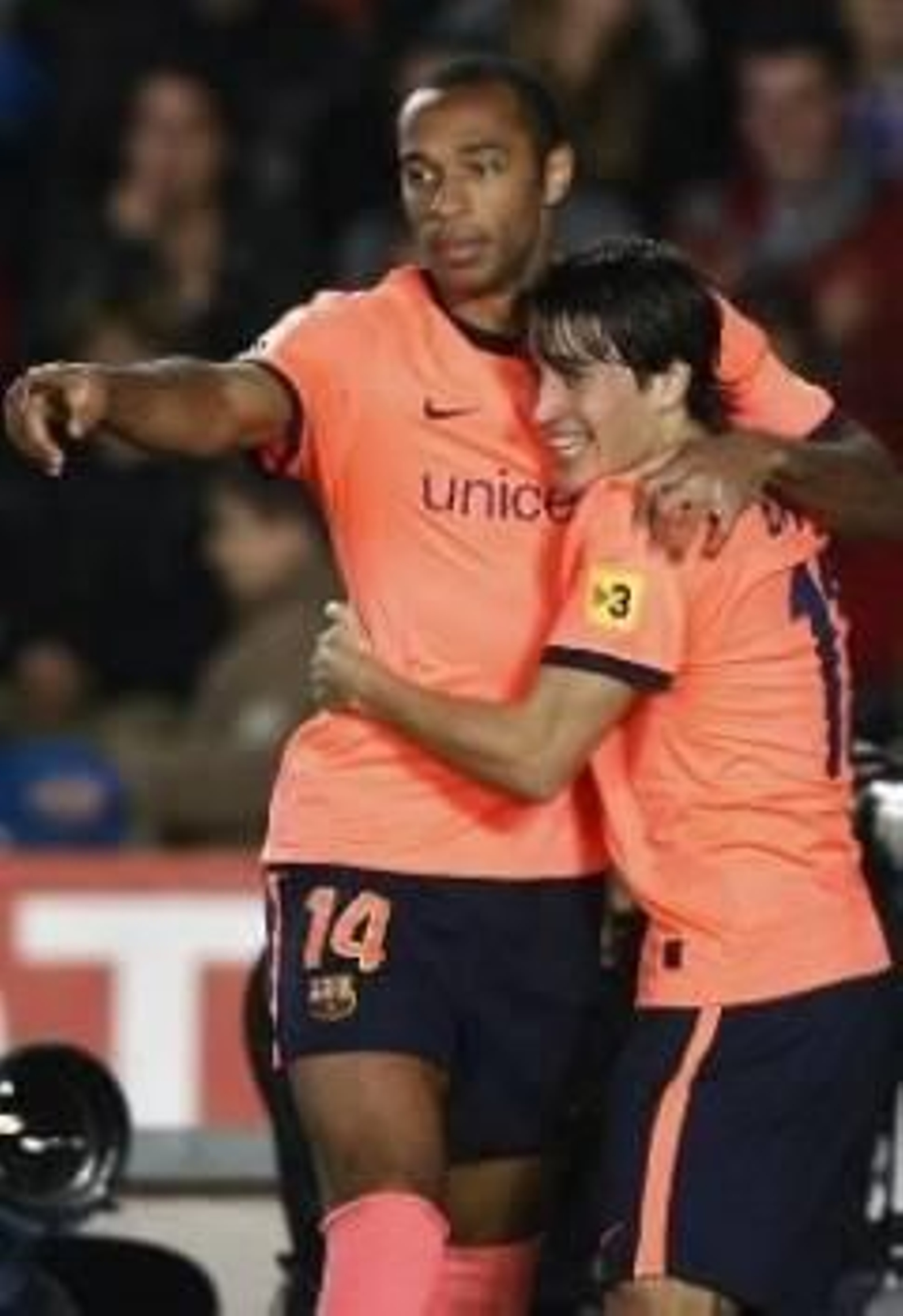 Thierry y Bojan celebran un gol.