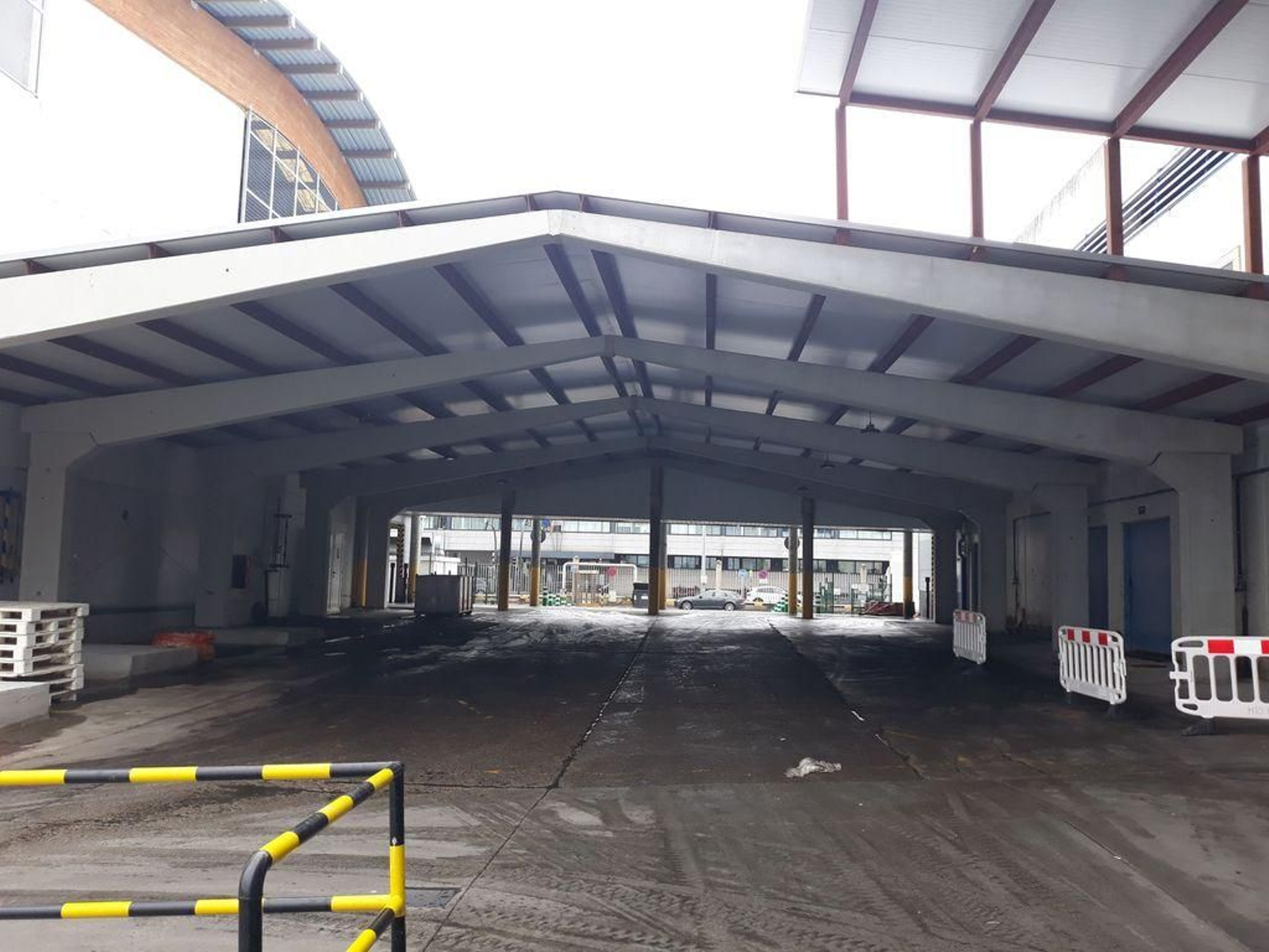 La marquesina entre los edificios de la lonja y el mercado, que permitirá dar mayor capacidad.