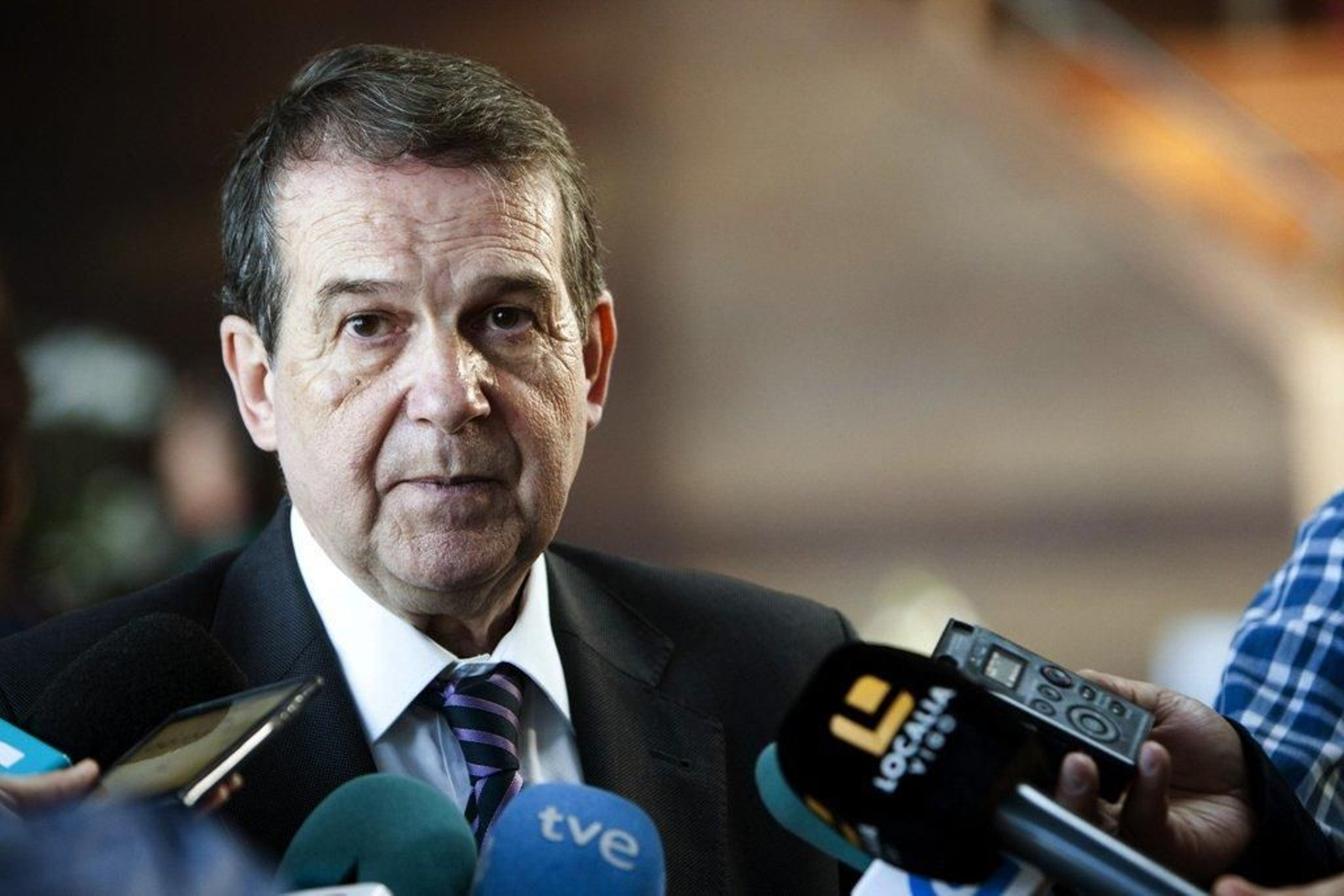 Abel Caballero, atendiendo a los medios de comunicación en Vigo.