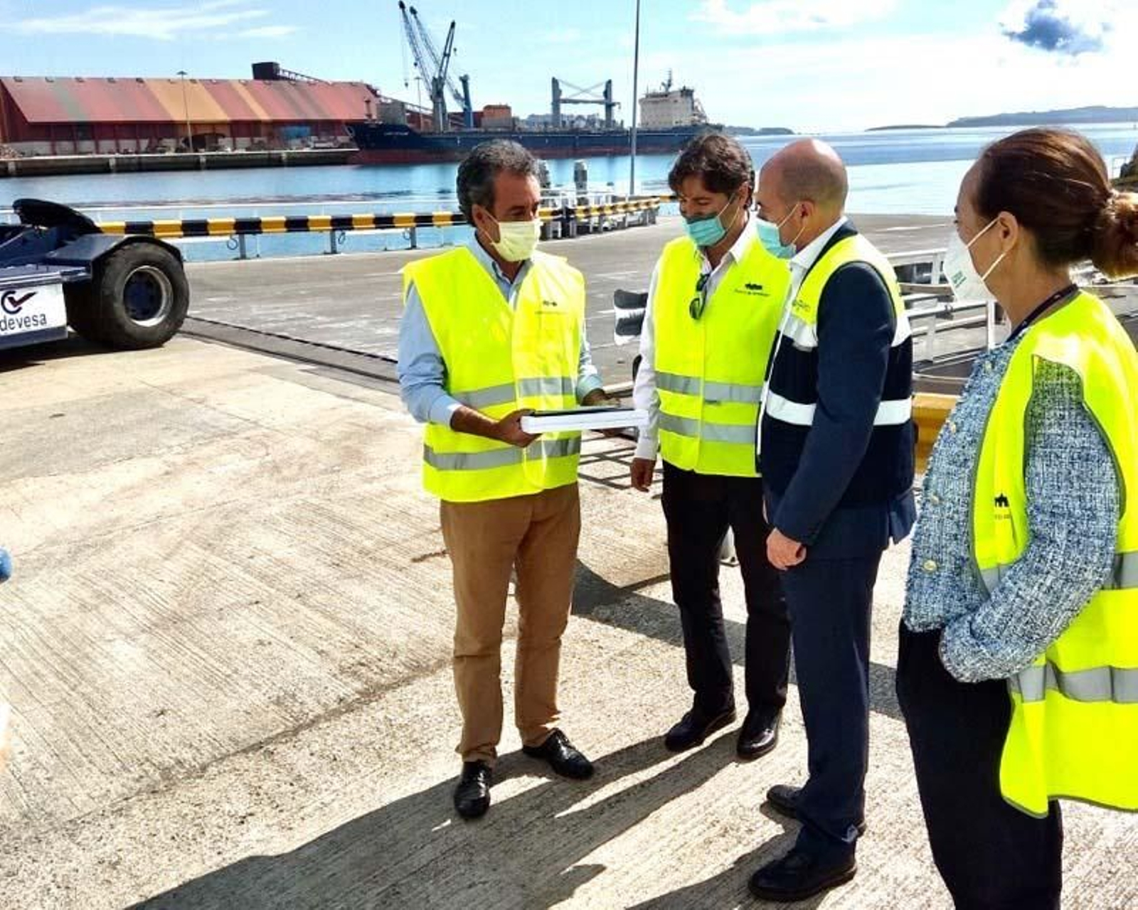Francisco Martín con el resto de autoridades. (Foto Oficina de Comunicación del Gobierno de Cantabria)