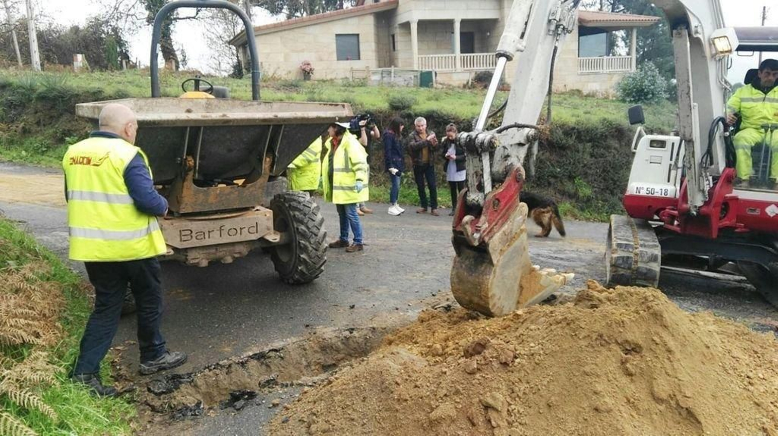 Las máquinas abrían ayer las primeras zanjas en el barrio de O Contrasto para localizar lindano.