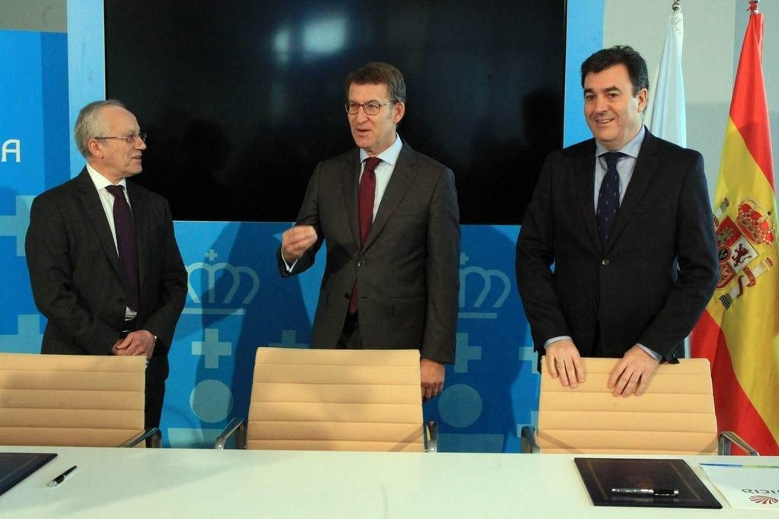 Joaquín González y Alberto Núñez Feijóo, durante el acto de firma del convenio.