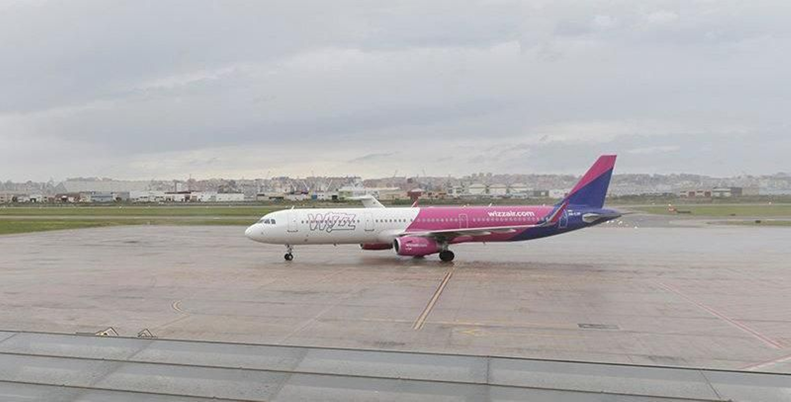 Un avión de Wizz Air en el aeropuerto "Seve Ballesteros"