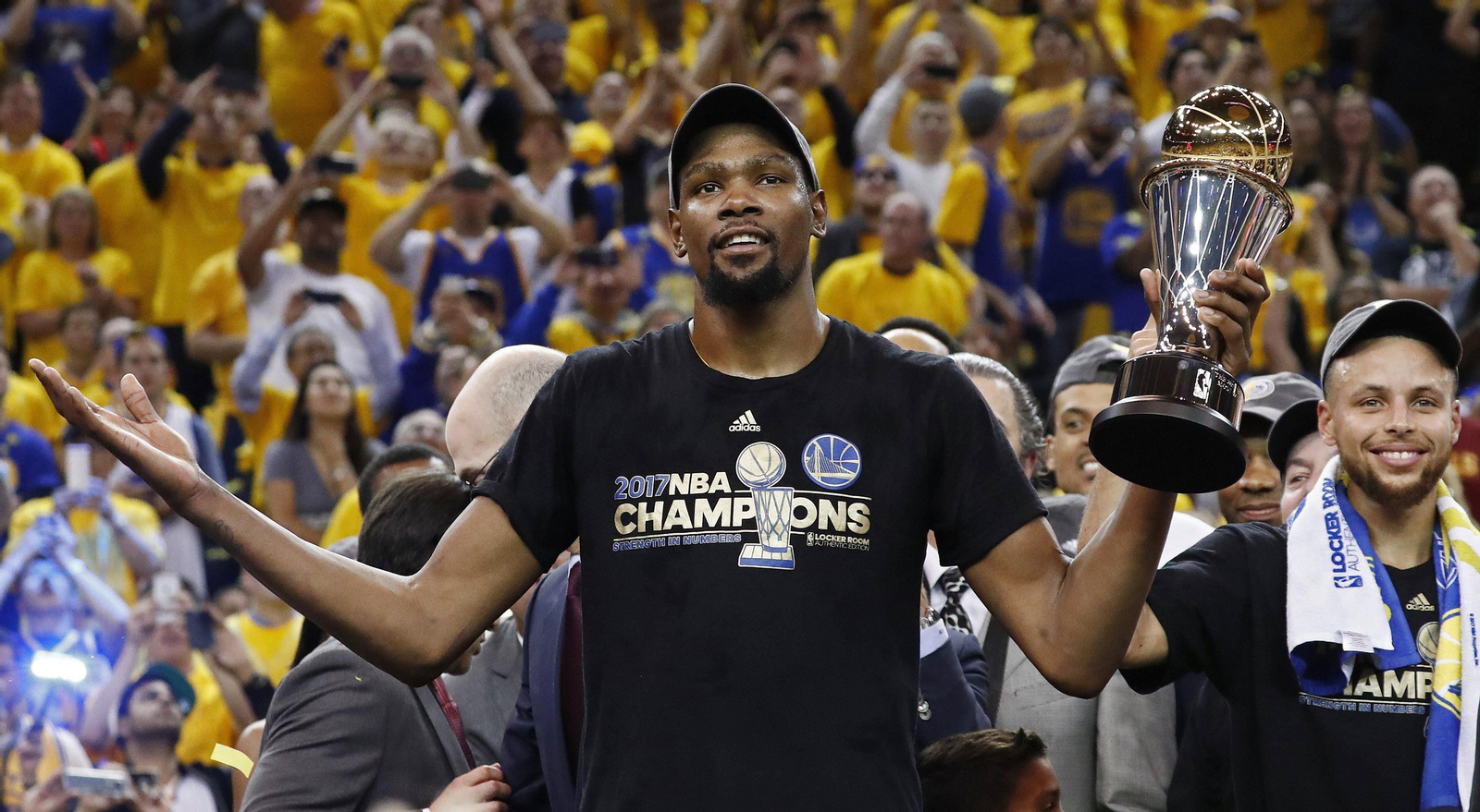 Kevin Durant, elegido mejor jugador de las finales, junto a la otra estrella de los Warriors, Stephen Curry.