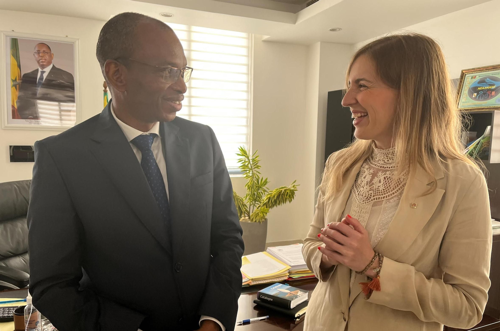 El ministro de Agricultura senegalés, Moussa Baldé, junto a la consellera de Acción Exterior y Gobierno Abierto de Cataluña, Victòria Alsina, durante visita a Senegal para presentar la delegación que Cataluña abrirá en Dakar antes de que acabe 2022. EFE/Govern de Catalunya