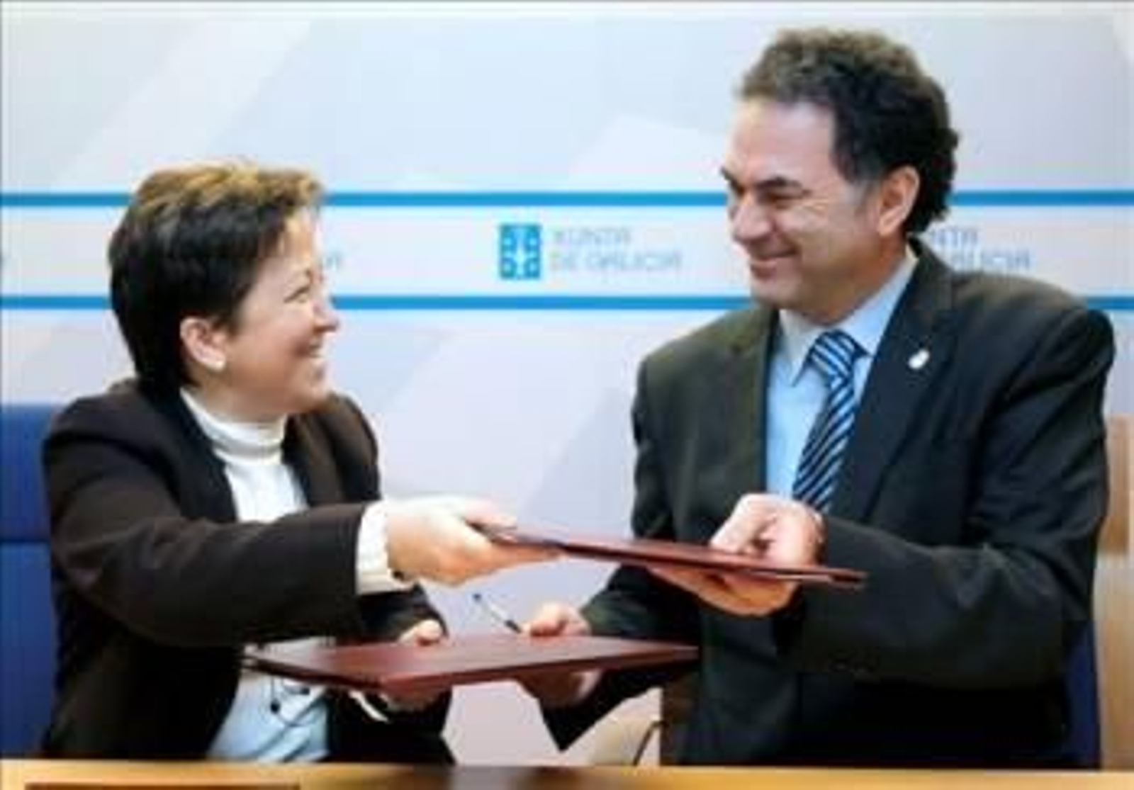 La conselleira de Sanidad de la Xunta, Pilar Farjas, y el consejero de Salúd de Asturias, José Ramón Quirós, durante la firma del convenio de colaboración. (Foto: Lavandeira Jr.)