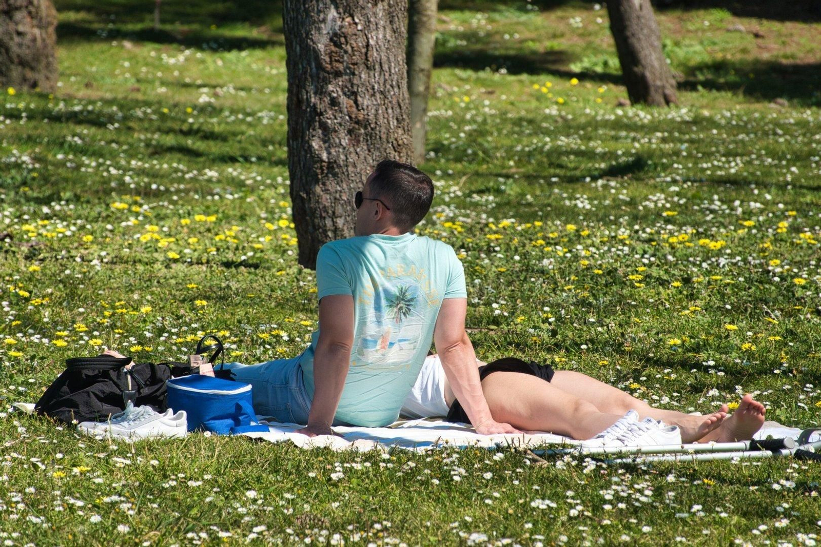 Gente tomando el sol en Samil.