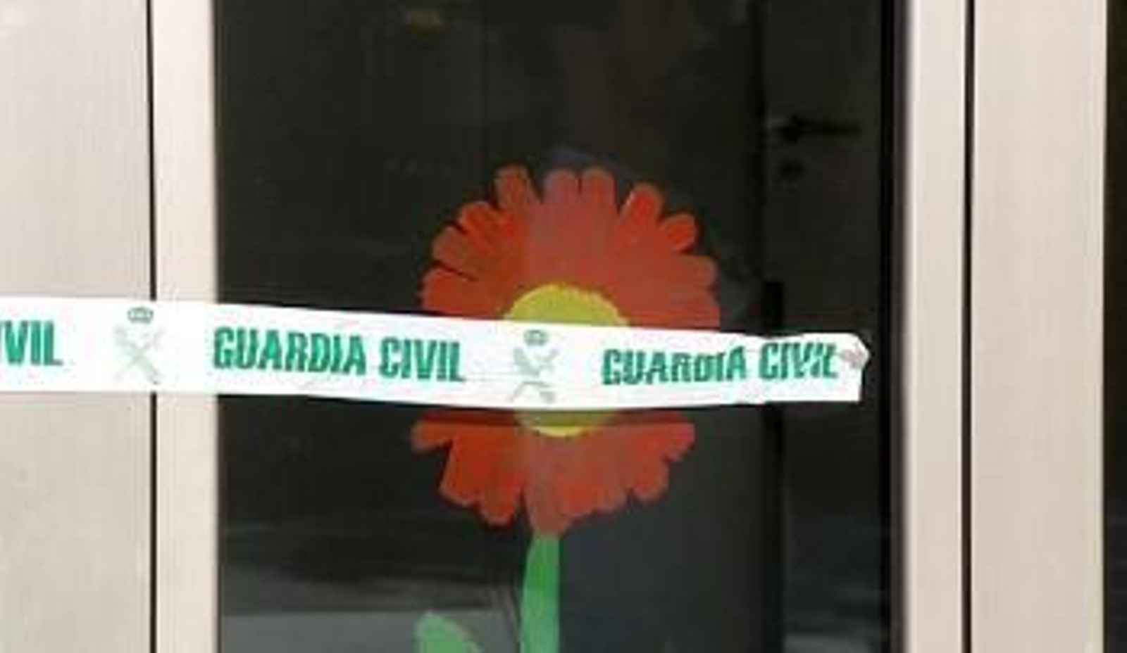 Precinto de la Guardia Civil en el exterior de la guardería de Betanzos.