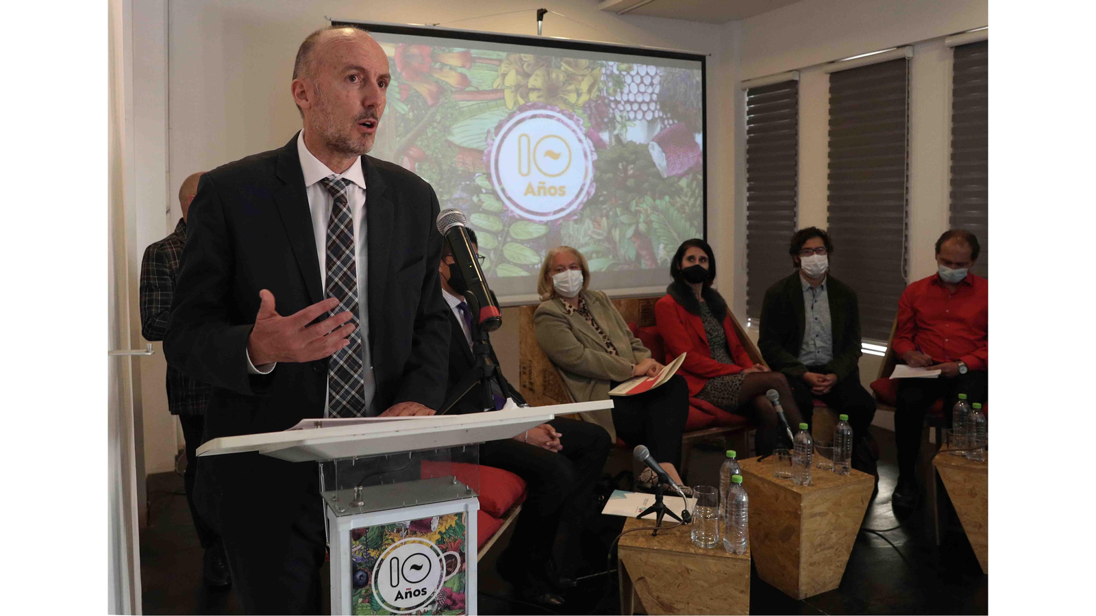 El embajador de España en Bolivia, Javier Gassó (i), habla en un acto por los10 años de presencia en La Paz del Centro Cultural de España (CCELP), en La Paz (Bolivia). EFE/Martín Alipaz