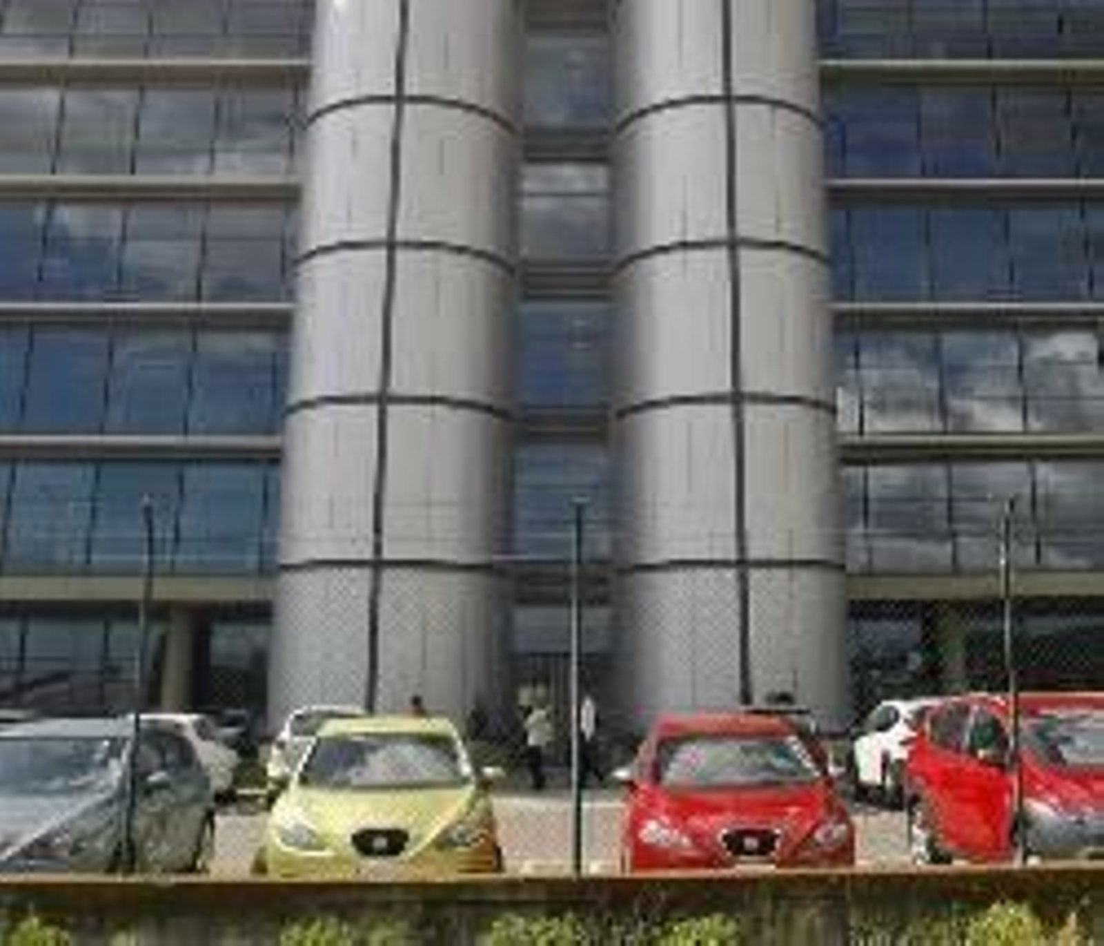 Varios coches de Seat, en el exterior de una fábrica.