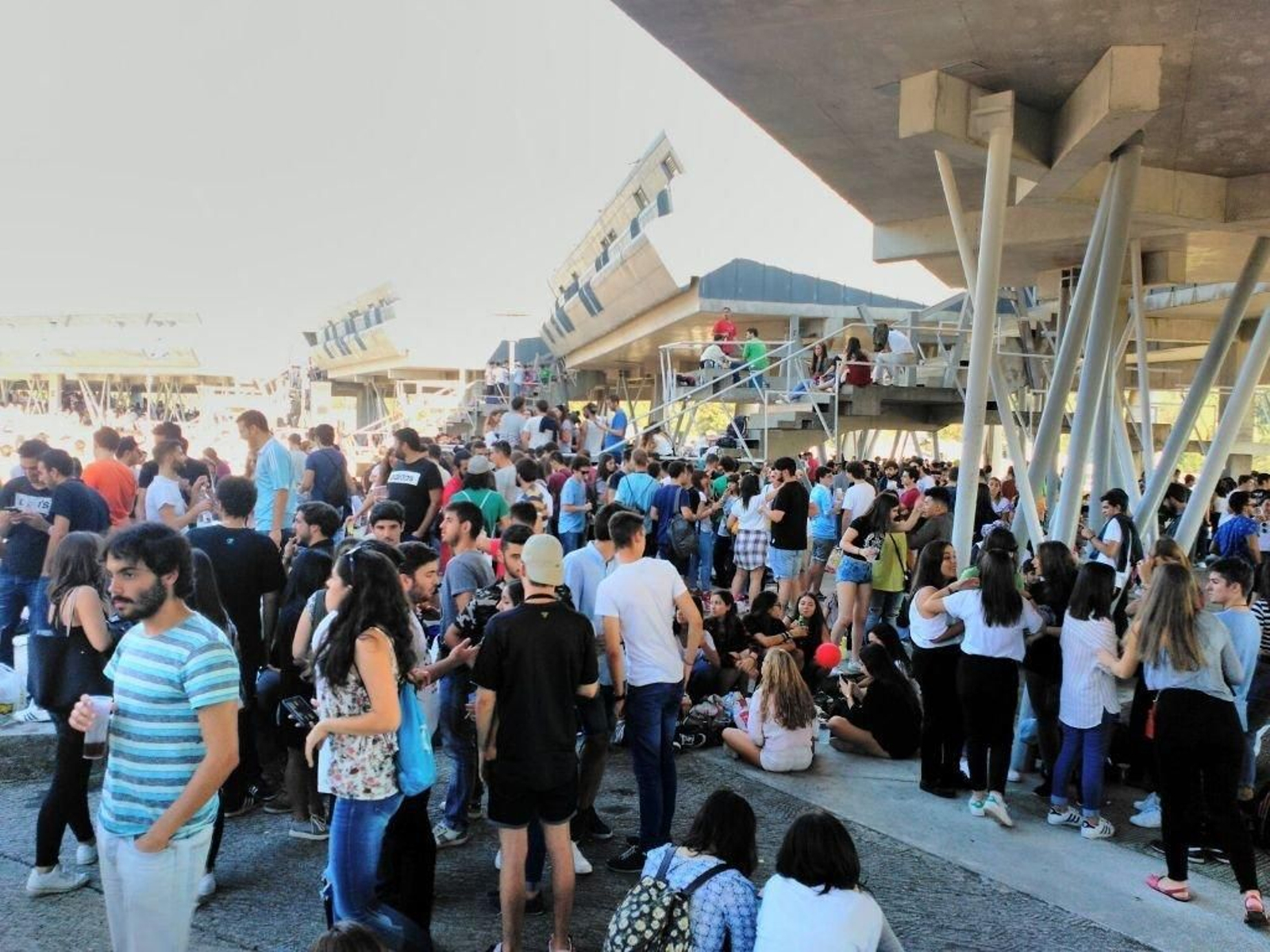 La plaza Miralles comenzó a llenarse a primera hora de la tarde en una fiesta multitudinaria que se convoca sola cada año.