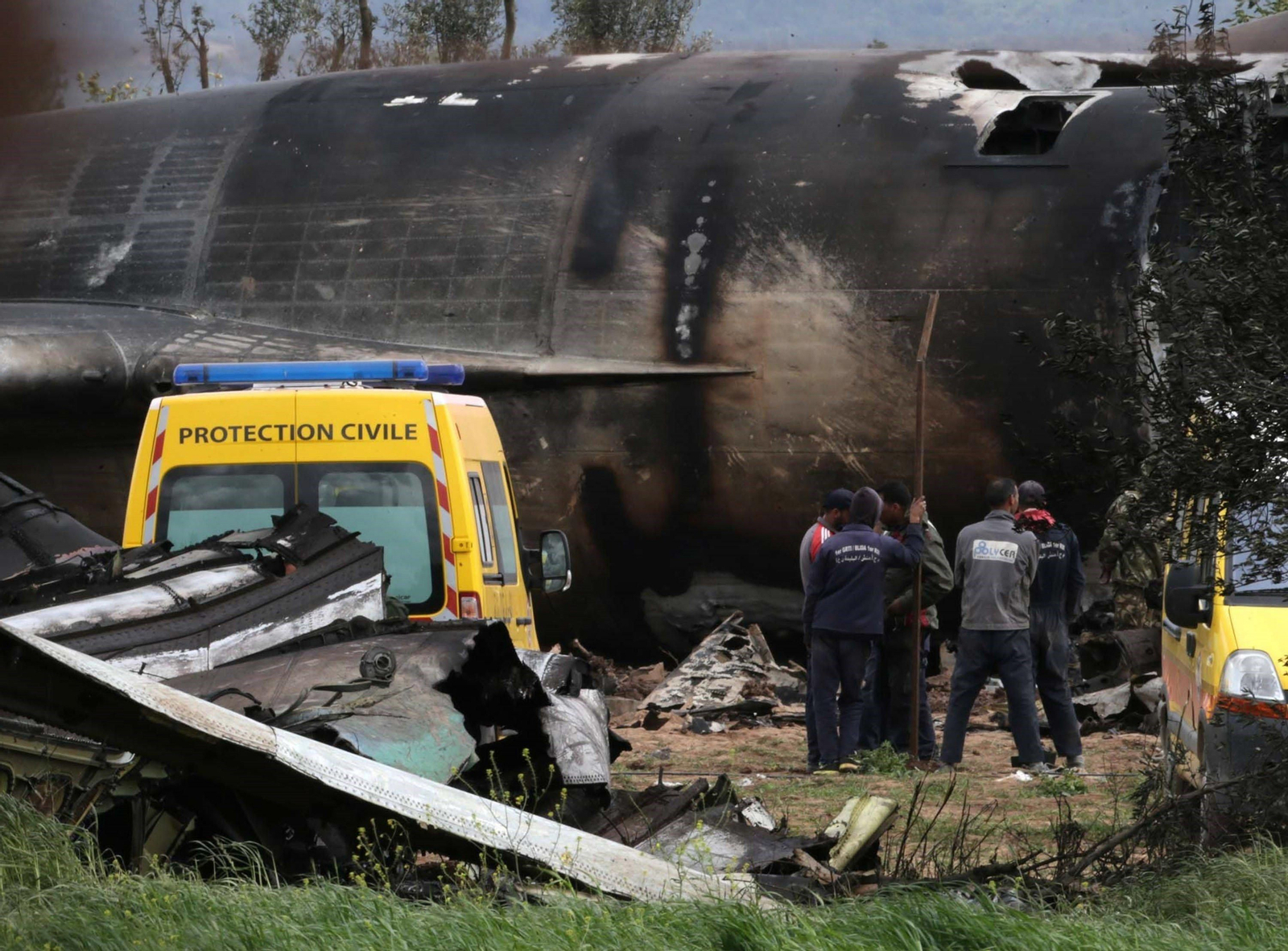 Miembros de equipos de rescate trabajan en labores de búsqueda de víctimas mortales.