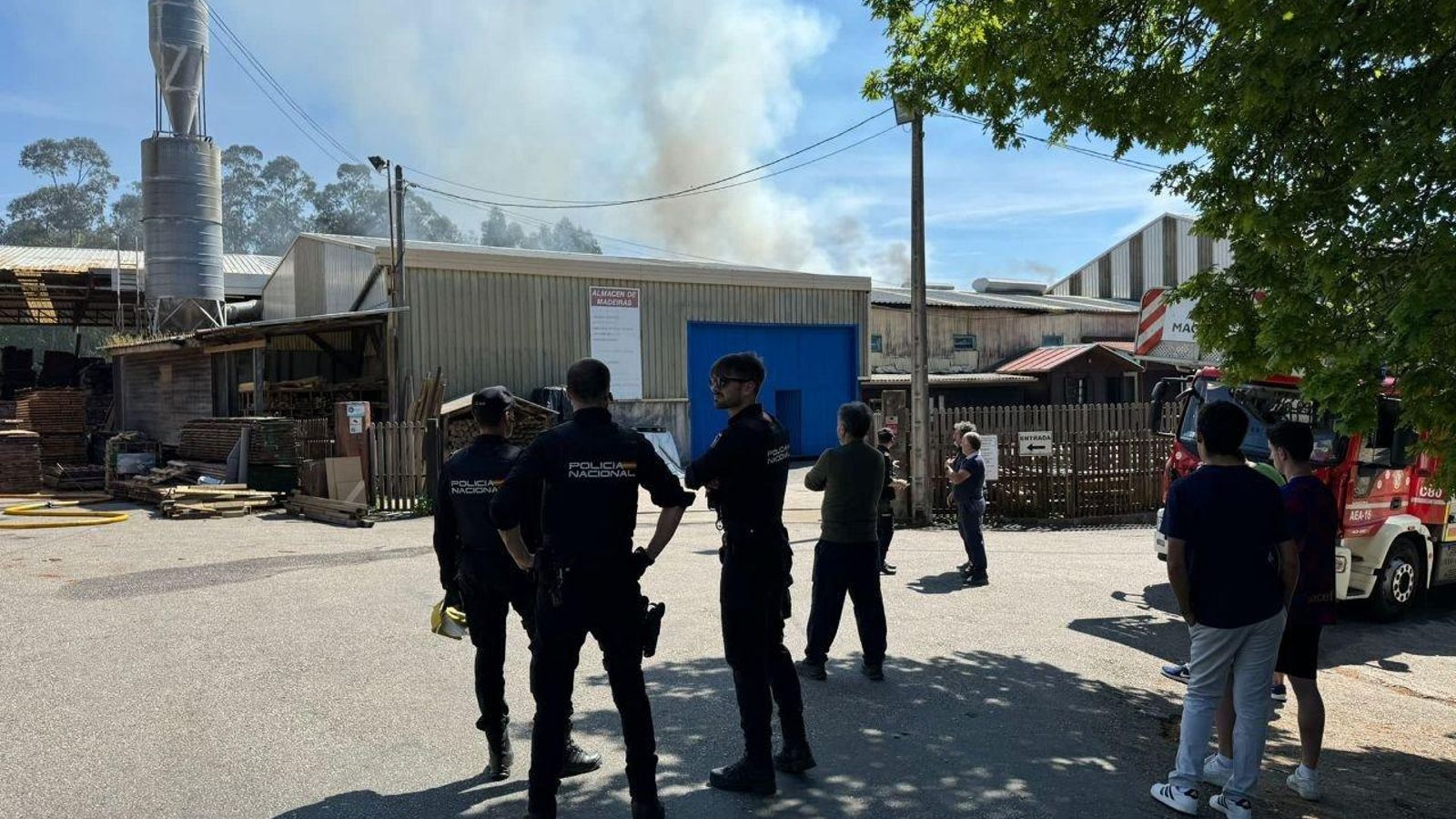 La Policía Nacional en la nave incendiada en Candeán. // Alberte