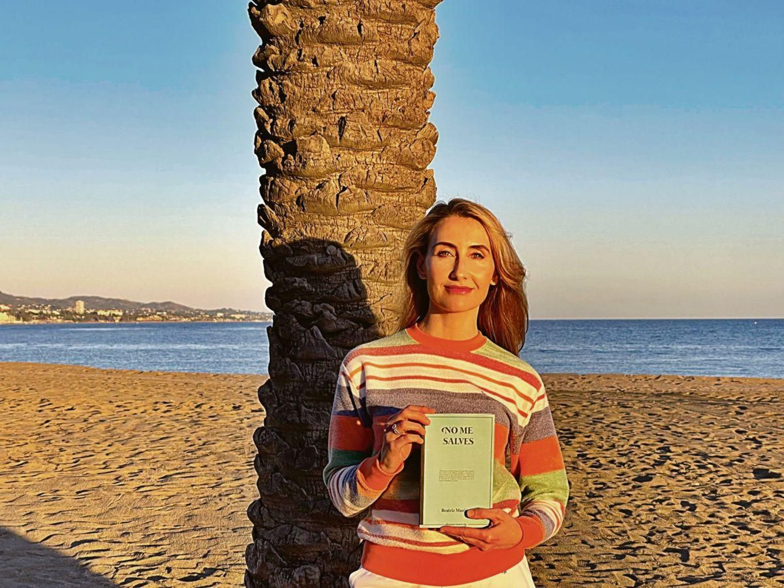 Beatriz Manjón posa con “No me salves”, su tercera novela.