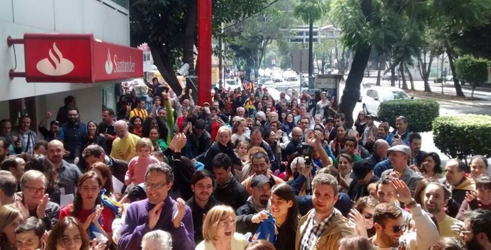 Catalanes residentes en el exterior esperan para votar en el Colegio Electoral abierto el 9-N en Ciudad de México.