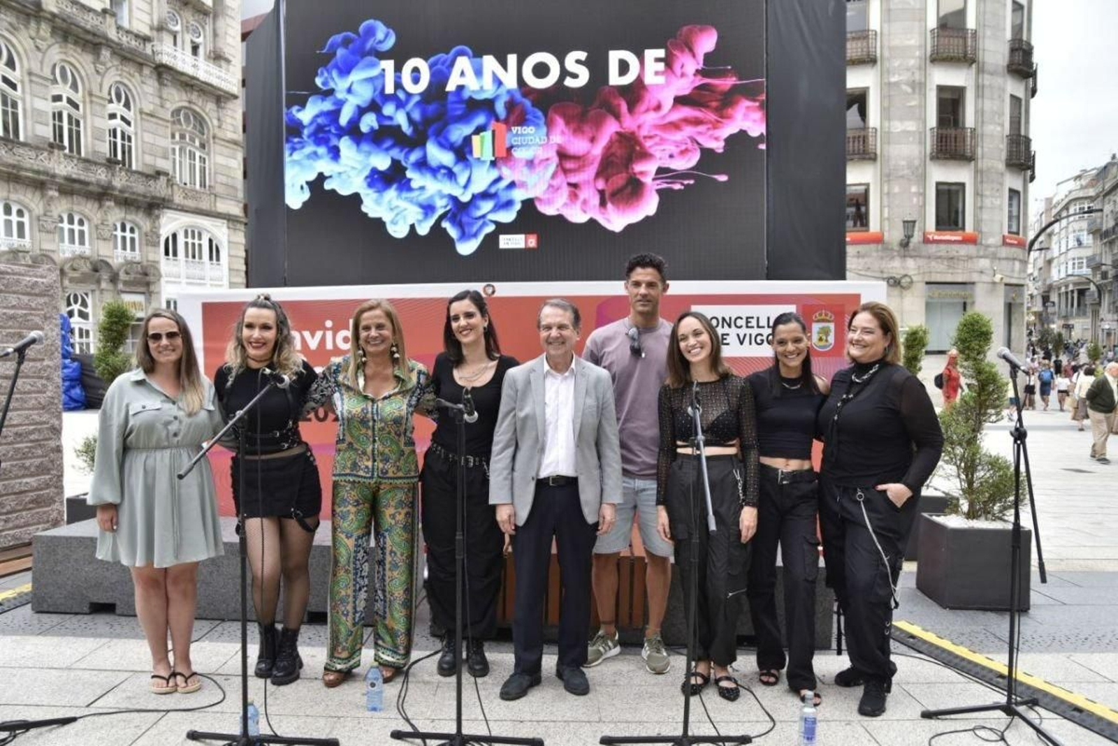 La celebración de los diez años de medianeras en Vigo tuvo lugar ayer en la Porta do Sol en un acto encabezado por el alcalde Abel Caballero.