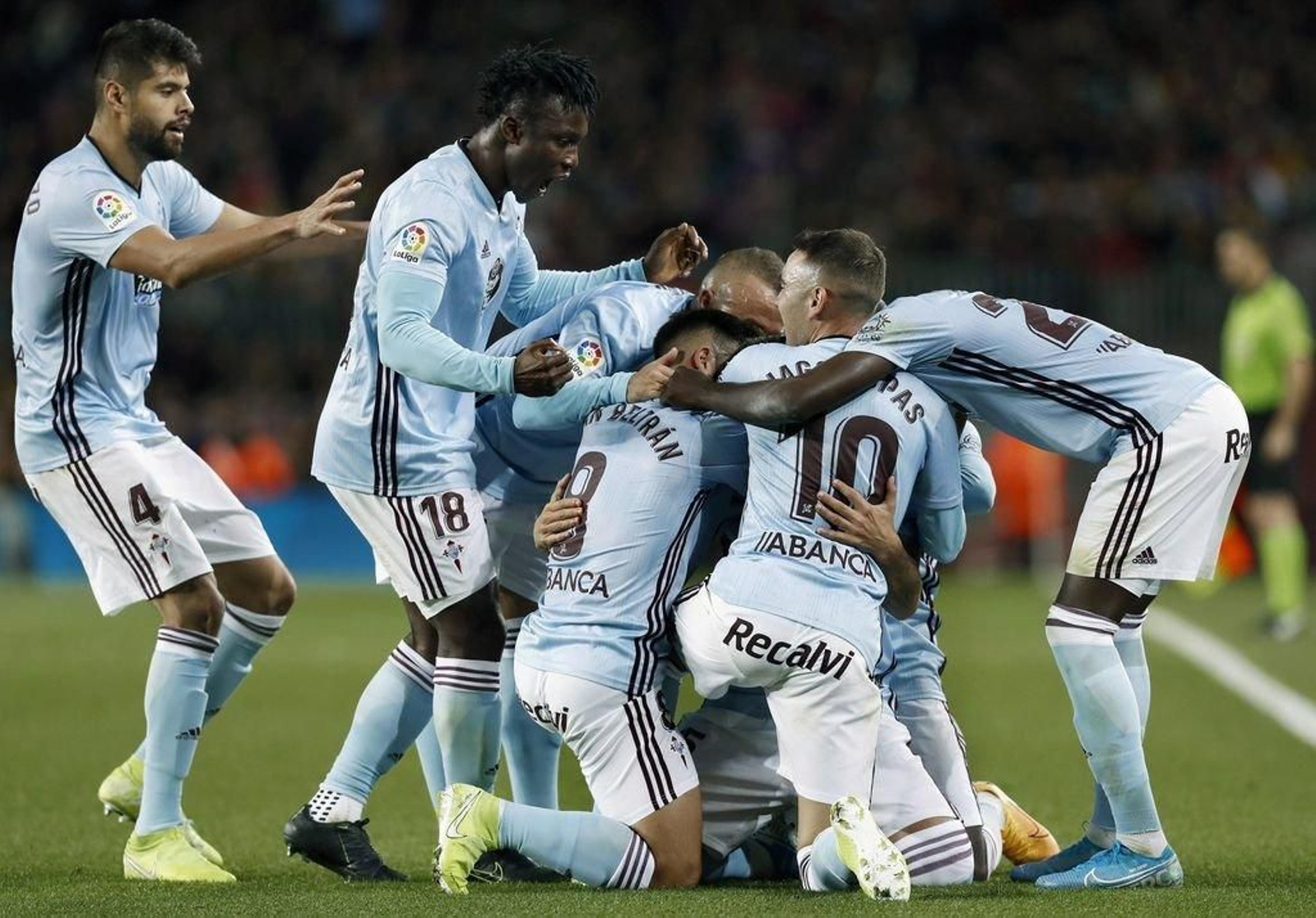 Pape (derecha)celebra el gol de Olaza junto a todos sus compañeros sobre el verde del Camp Nou.