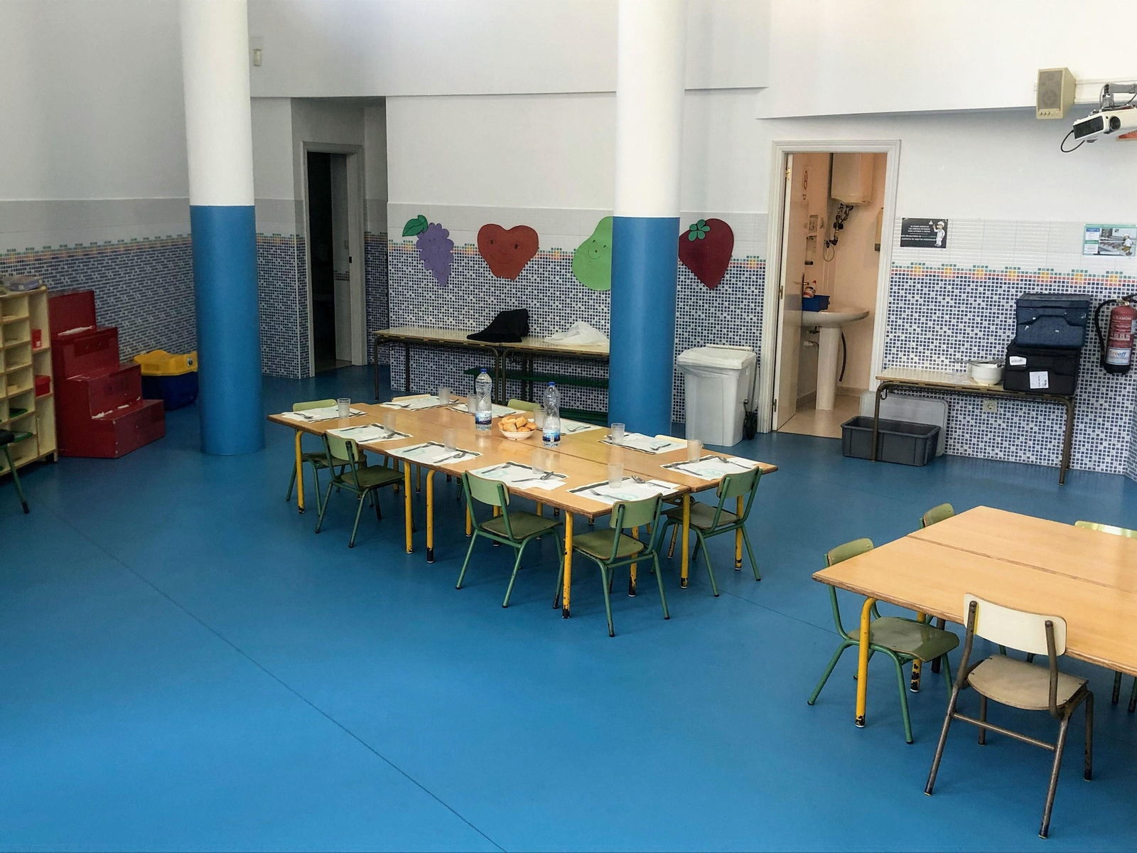 En el comedor, los niños aprenden educación en la mesa.