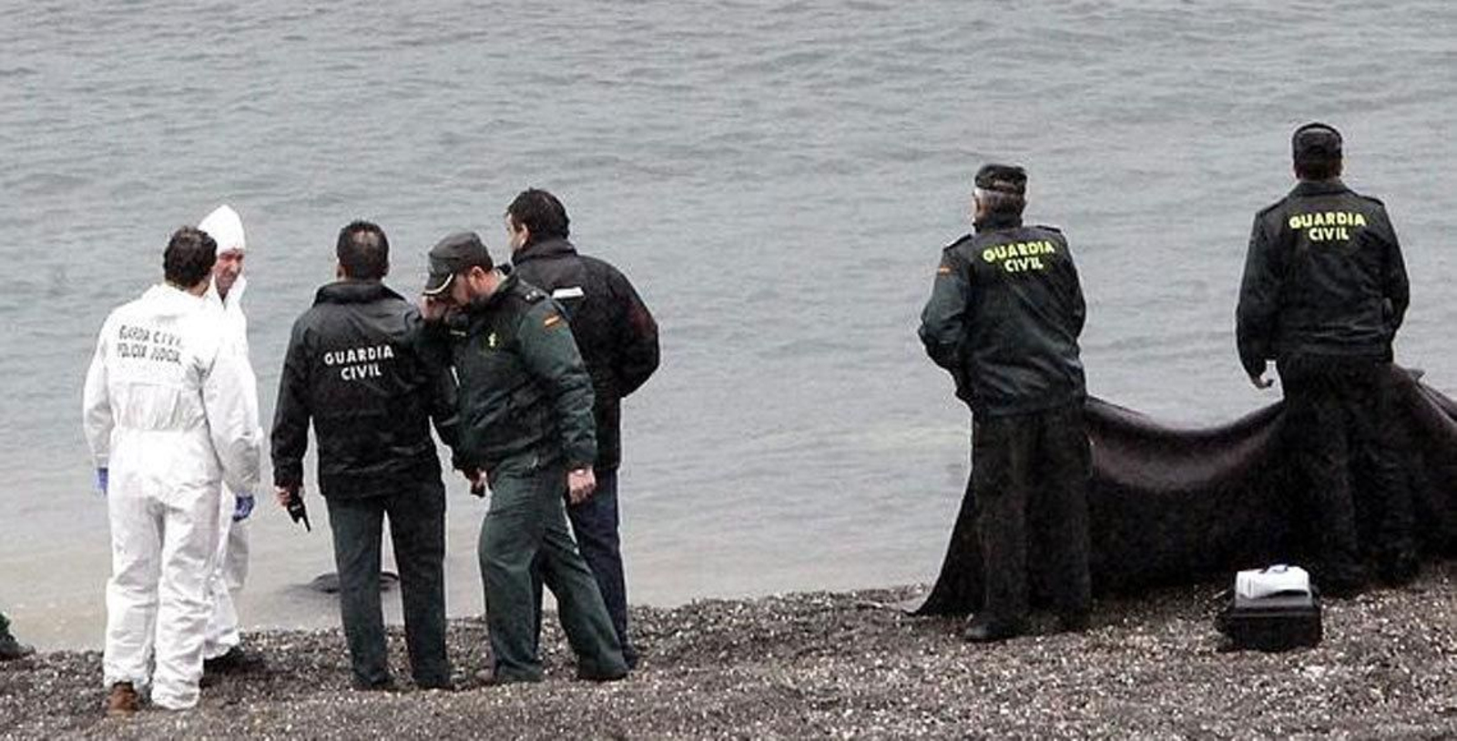 La Guardia Civil procedía al levantamiento de un cuerpo, hace un año, en El Tarajal.