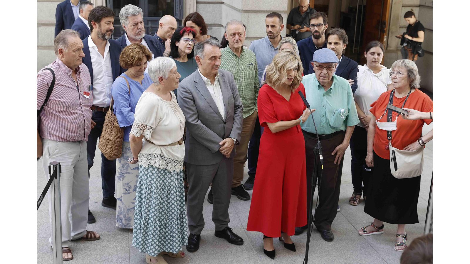 La vicepresidente segunda y ministra de Trabajo, Yolanda Díaz (c), hace una declaración en presencia del histórico líder comunista Víctor Díaz Cardiel (2d) a las puertas del Congreso de los Diputados tras asistir al debate del proyecto de ley de Memoria Democrática. EFE/ Emilio Naranjo