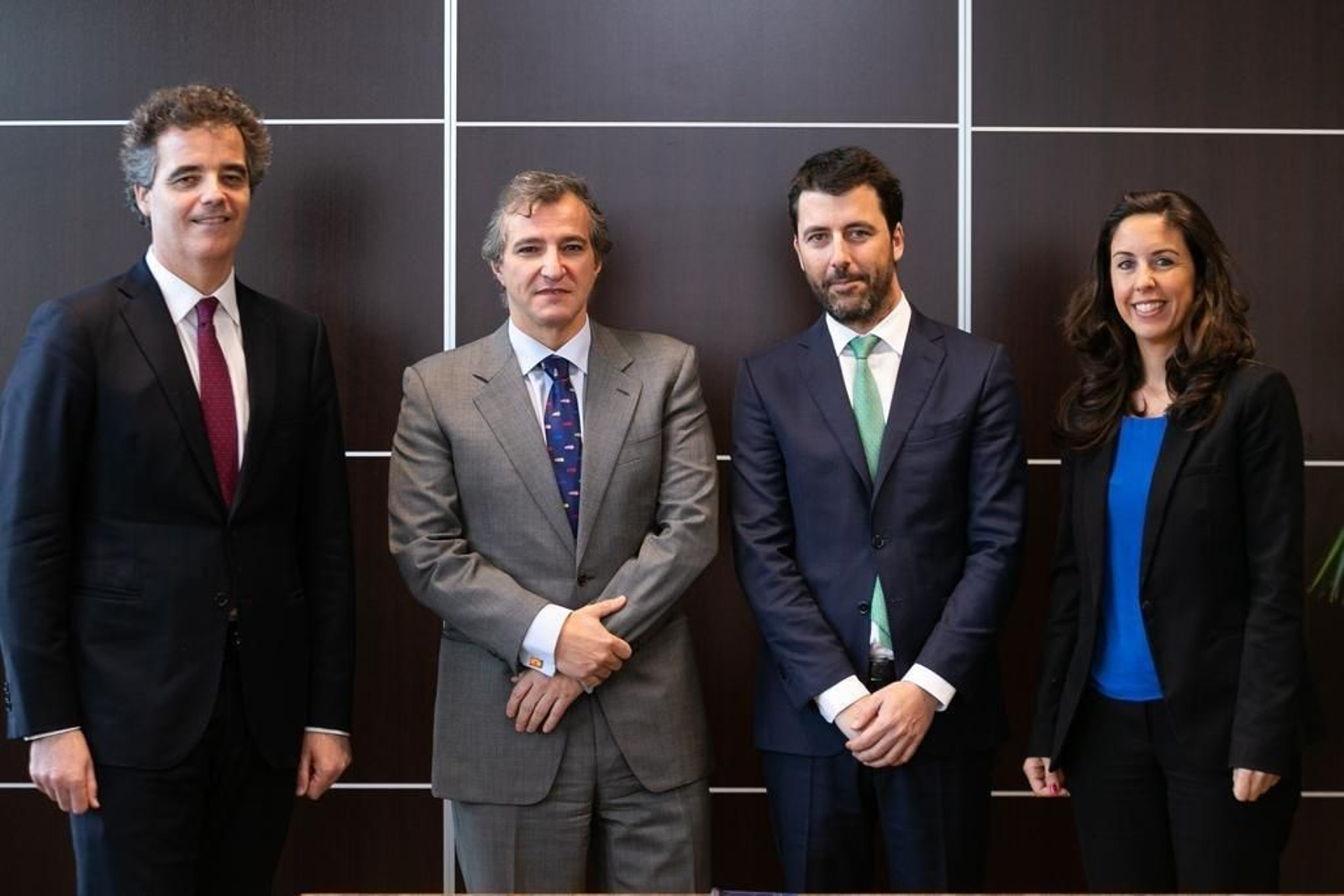 Manuel Calvo, entre Marcos y Guillermo Freire, firmaron el contrato.