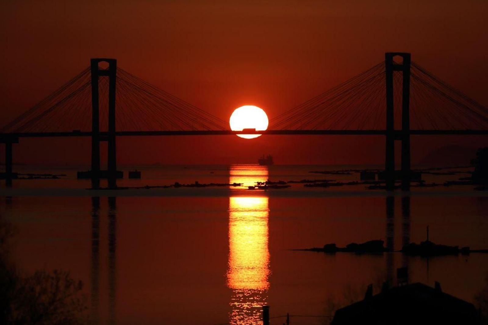 Puesta de sol en el puente de Rande.