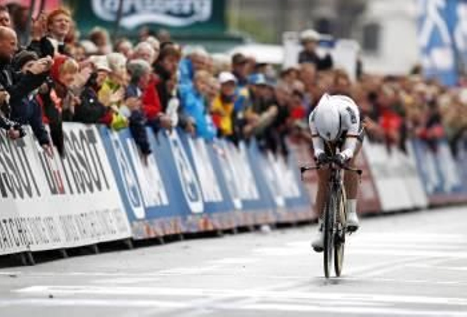 La alemana Juduth Arndt cruza la meta en la prueba de contrarreloj. (Foto: EFE)