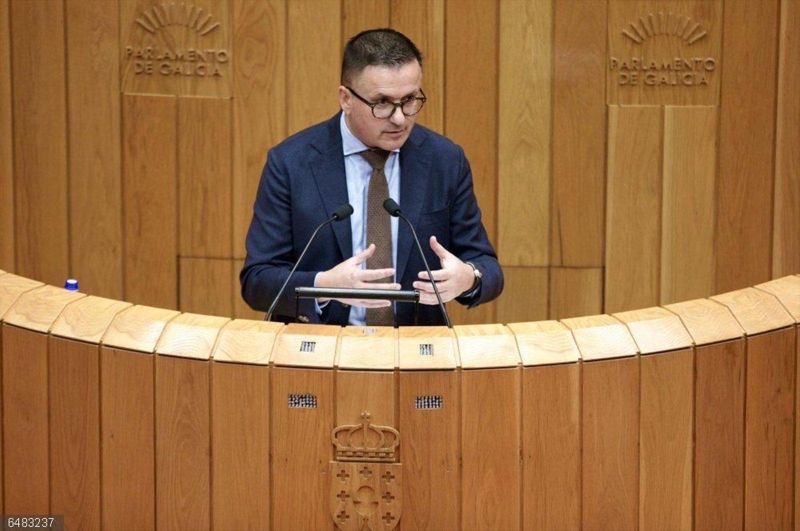 El conselleiro de Empleo, Comercio y Emigración, José González, compareció en el Pleno del Parlamento galleg