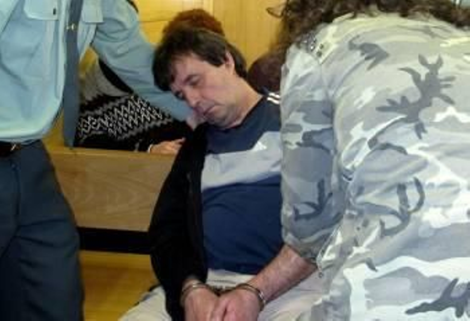 Dos guardias civiles sientan a 'El Solitario 'en una silla tras tirarse varias veces al suelo al inicio de la vista.