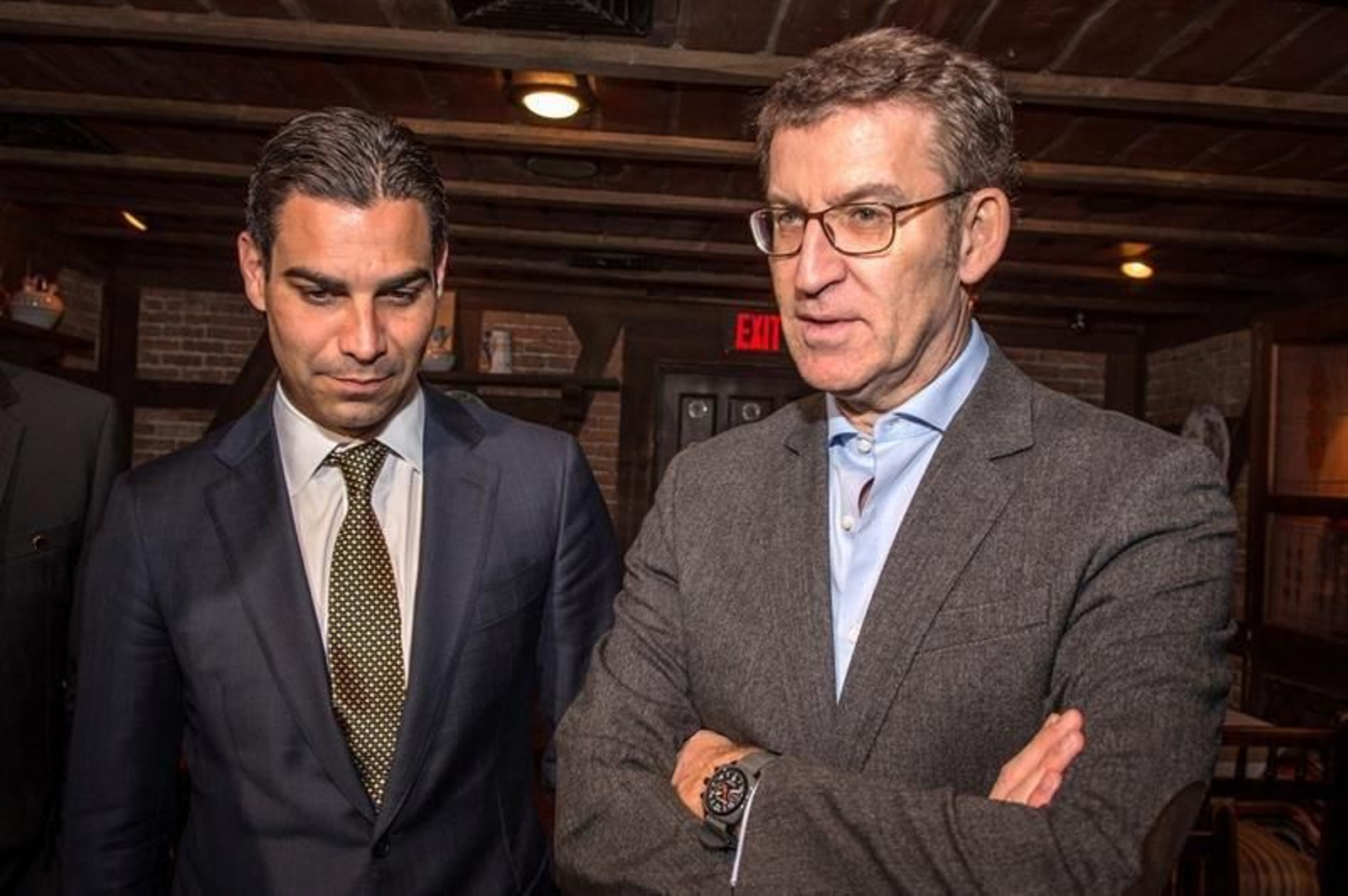 El presidente de la Xunta de Galicia, Alberto Núñez Feijóo (d), habla junto al alcalde de la ciudad de Miami, Francis Suárez (i)