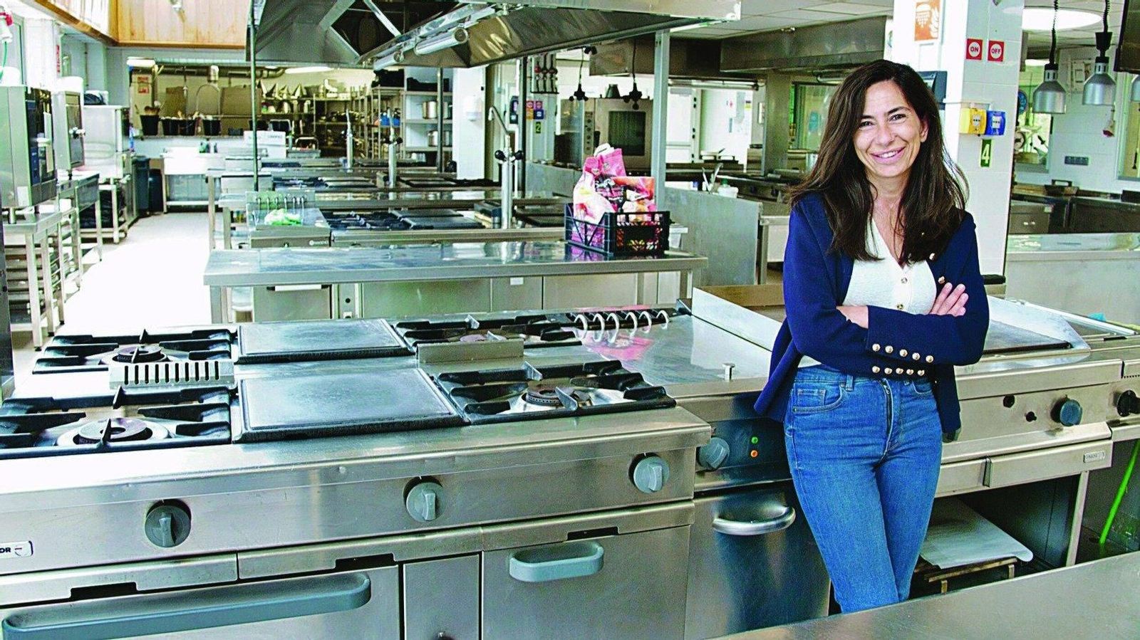 La vicedirectora del Manuel Antonio, Sonia Bendaña, en las cocinas del centro educativo.