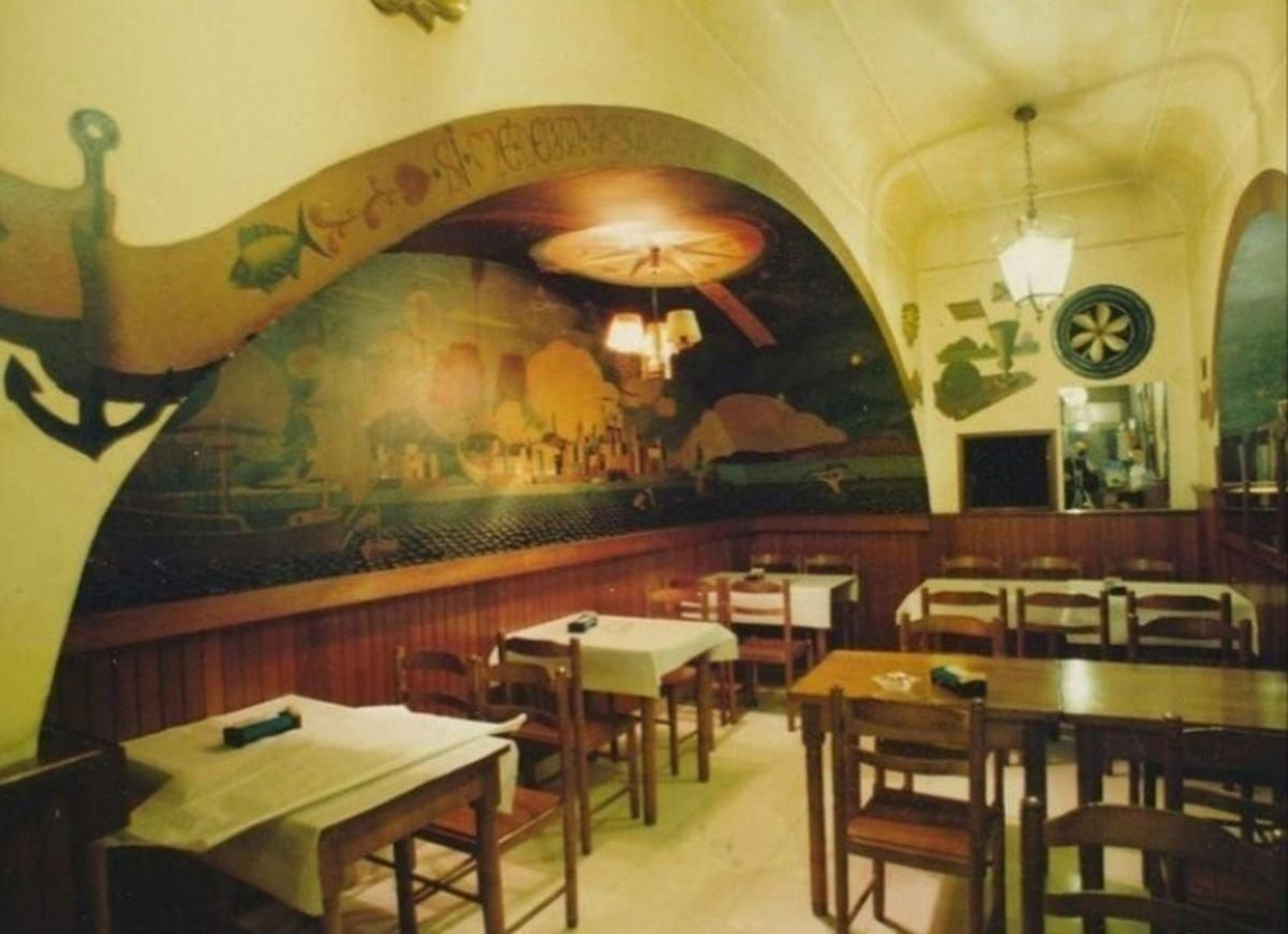 El restaurante Fornos, en A Coruña, con un mural de Urbano Lugrís.
