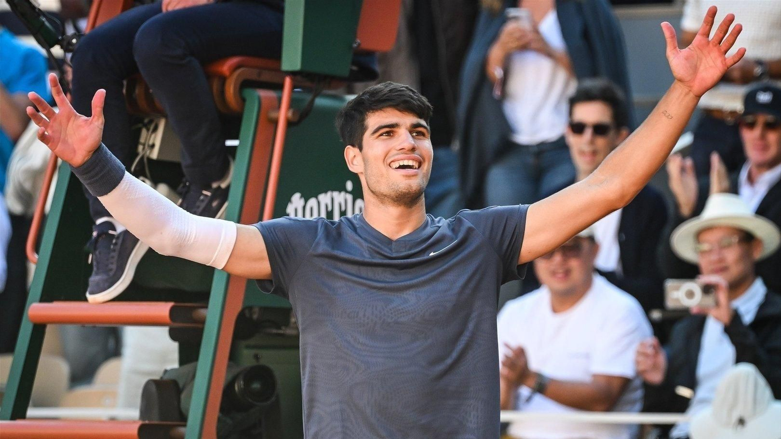 Carlos Alcaraz celebra la victoria ante Sinner. // E.P.