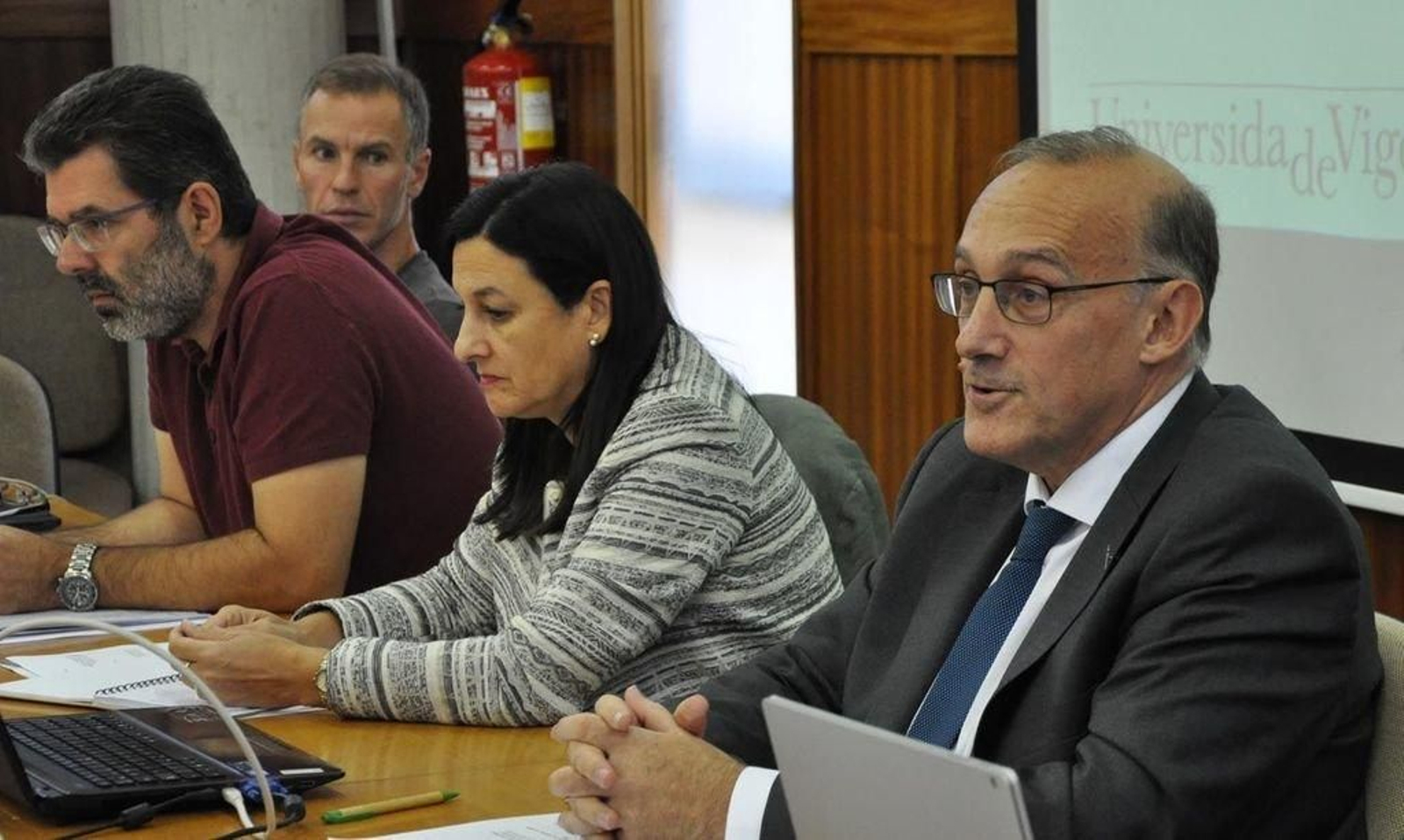 El rector, Manuel Reigosa, a la derecha, presidió ayer la reunión del Consello de Goberno.