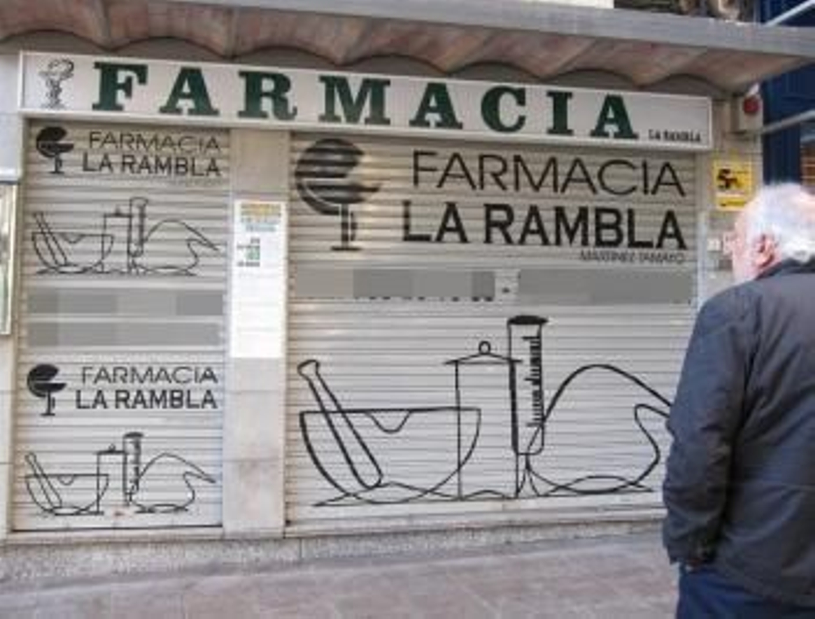 Las cerca de 3.100 farmacias que existen en Cataluña protagonizan este jueves el primer cierre total de su historia en protesta por los impagos del Gobierno catalán