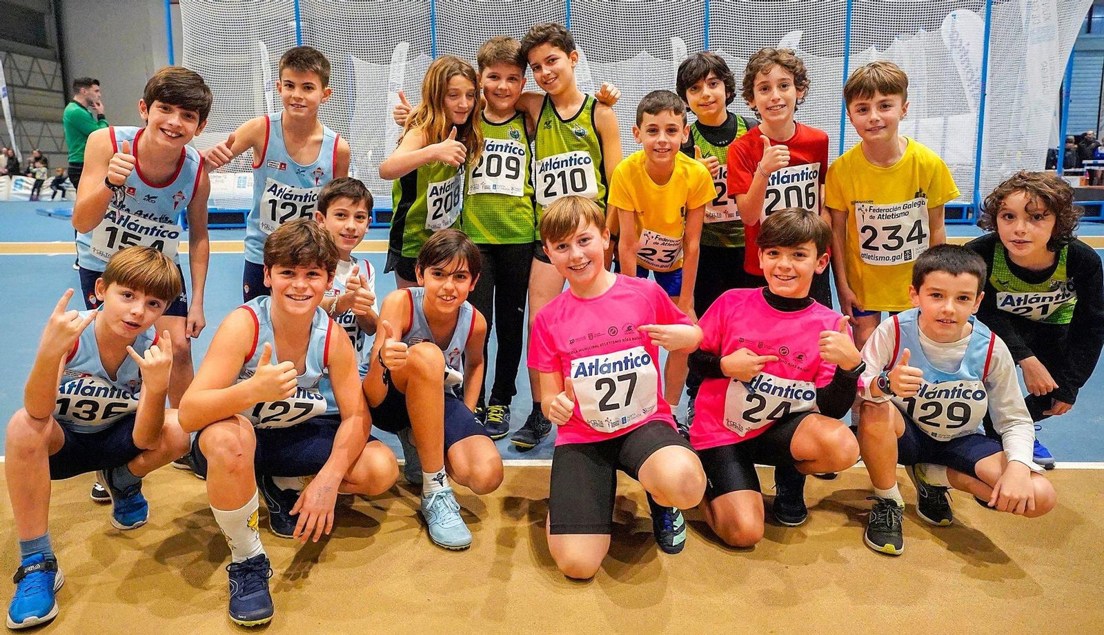 El grupo de participantes en salto de longitud durante las pruebas de ayer en el módulo de atletismo del Ifevi.