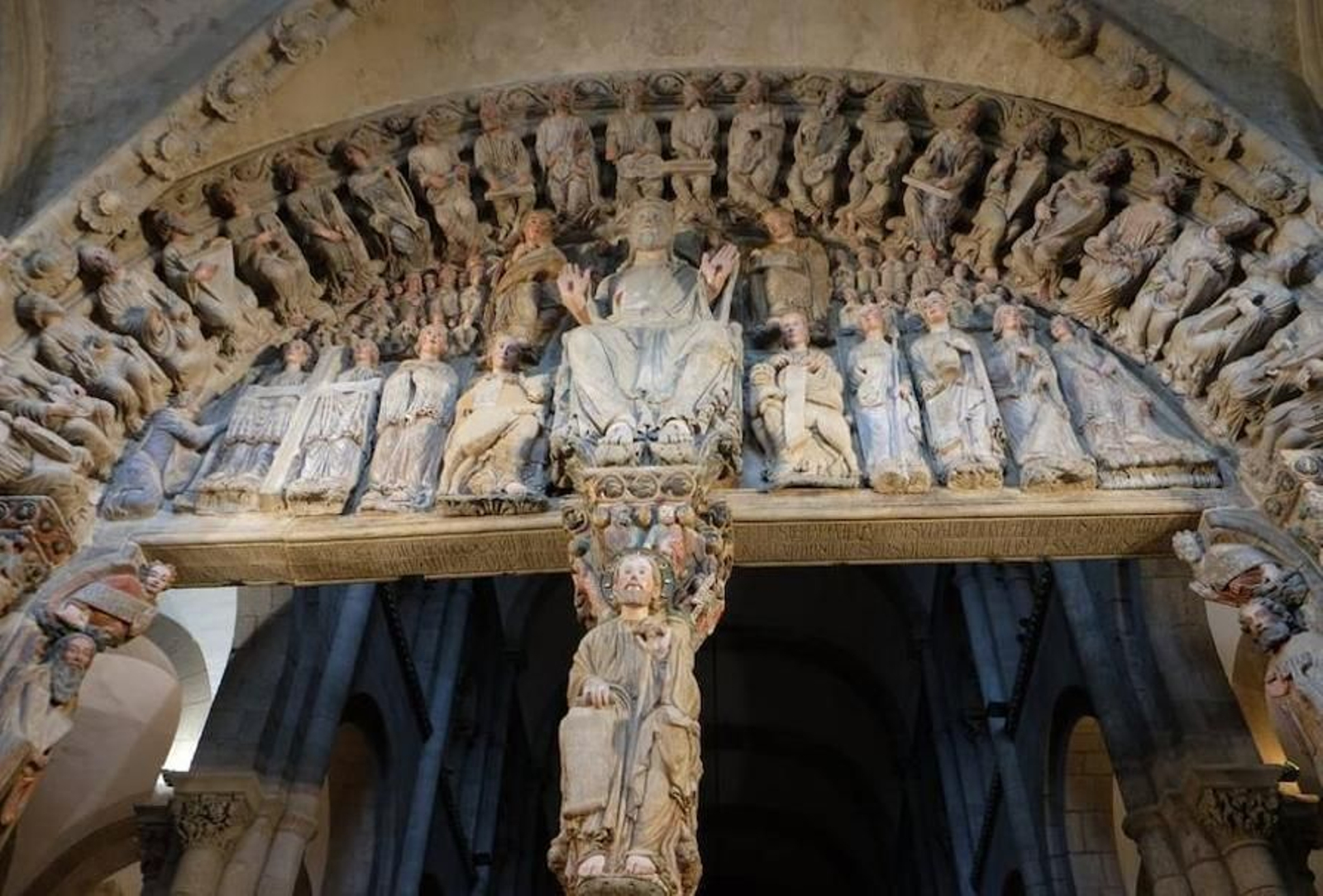 El Pórtico de la Gloria, obra del Maestro Mateo, después de la exhaustiva restauración llevada a cabo.