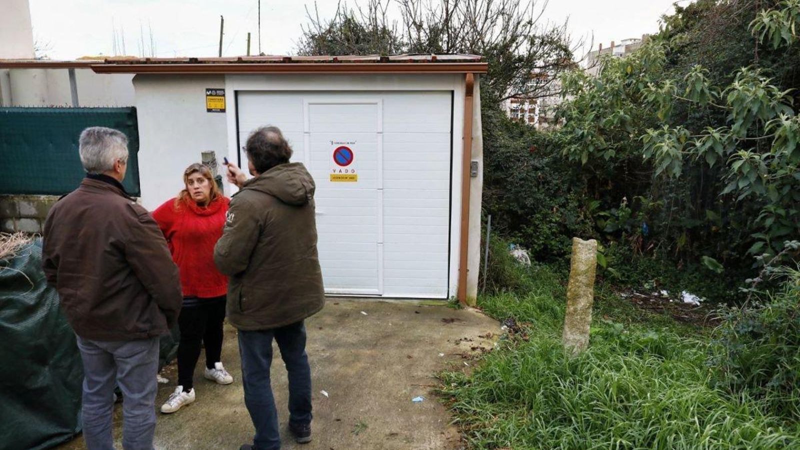 Ledicia Suárez, en el lugar donde estuvo colocada la maleta durante más de ocho meses, al lado de la entrada de su casa (a la derecha de la foto).