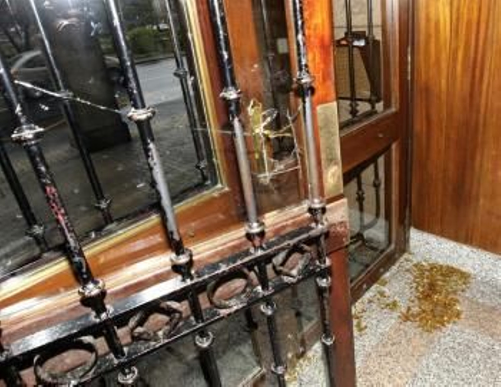 n artefacto ha estallado esta madrugada en la puerta de acceso a una vivienda del municipio vizcaíno de Getxo