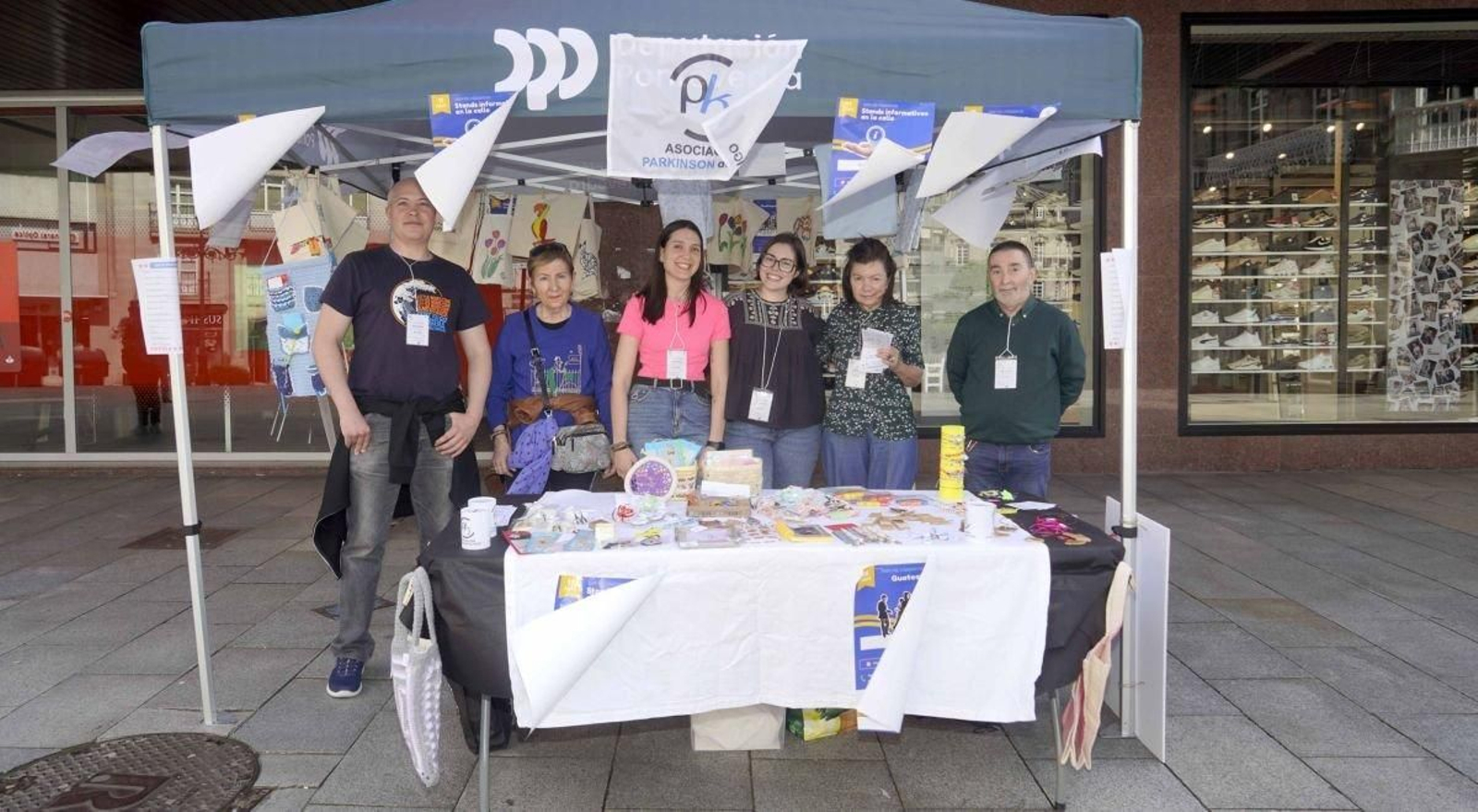Voluntarios de Párkinson Vigo salieron ayer a Príncipe para informar sobre la dolencia.