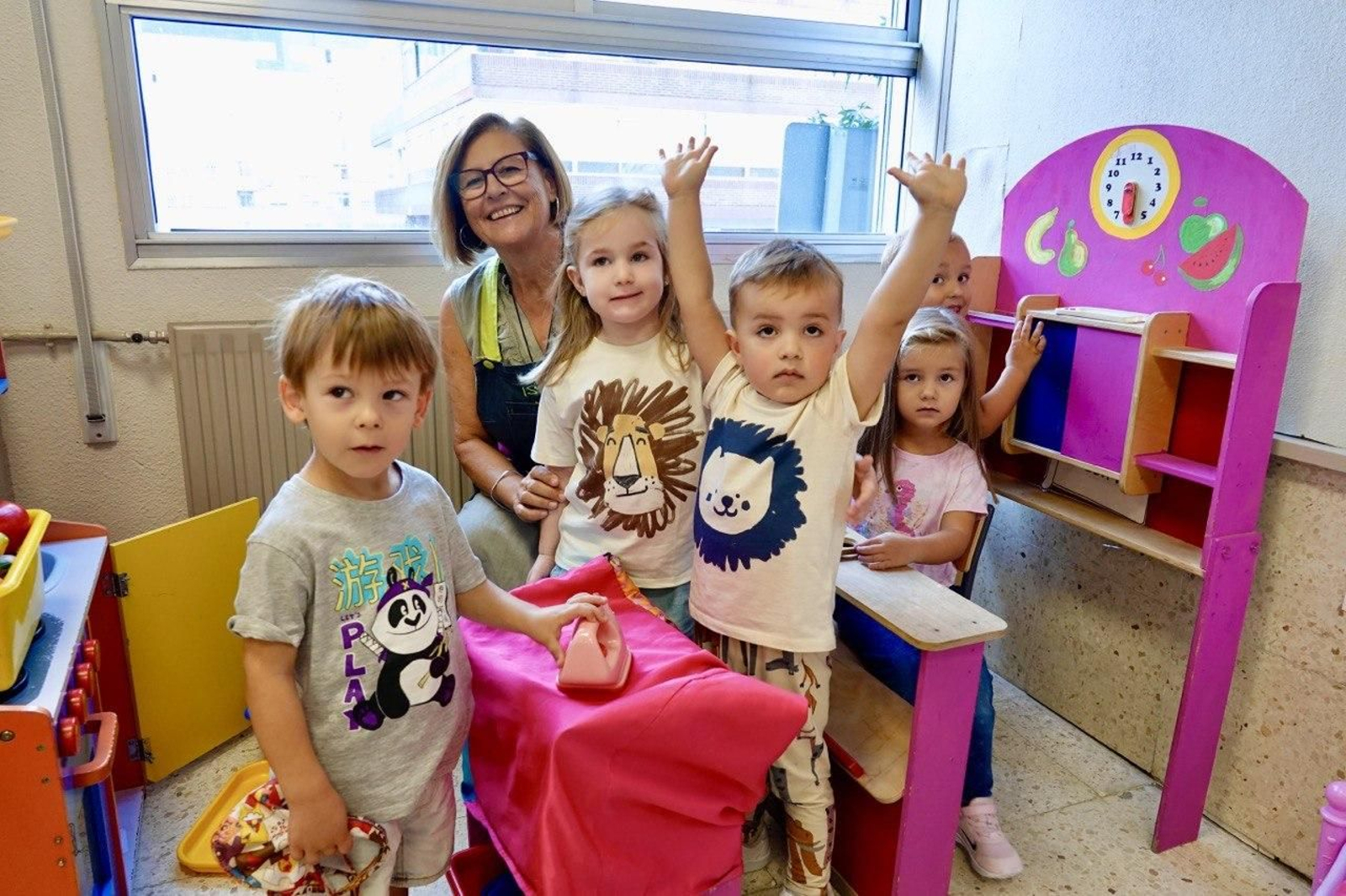 Niños y niñas de un colegio de Vigo con su maestra. // Vicente Alonso