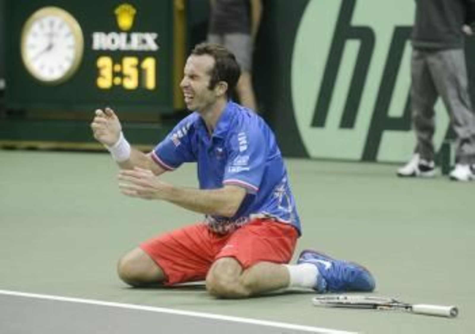 Stepanek se arrodilla emocionado tras derrotar a Nicolás Almagro en el quinto partido de la final.