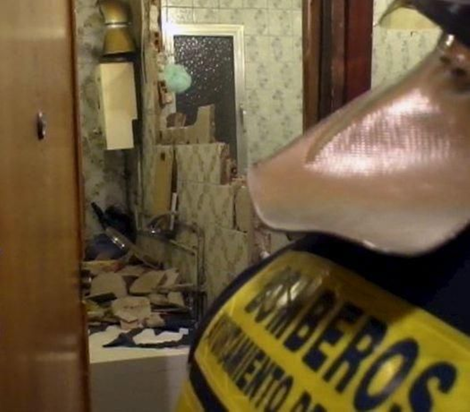 Vista parcial del estado en que quedó el interior de una de las viviendas afectadas por la explosión. (Foto: EFE)